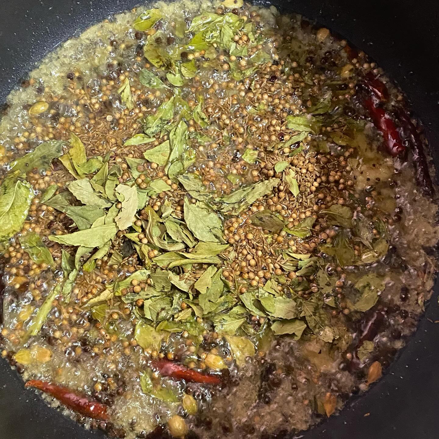 18歳の時に道なき道を進むことに決めた。
大学を半年で辞めて、お金もないのに身一つで海外に飛んだ。
はじめは周りと違うことをしている優越感に浸っていた。
いつも日常じゃない。
いつもの人達じゃない。
いつものやり方じゃない。
誰かが舗装してくれた道なんてなくて、ずっと薔薇道。
気付いたら自分の周りに誰もいなくなっていた。
ずっとずっと戦っていた。
自分と。
孤独と。
不安と。
恐怖と。
「この道で良かったんだろうか。」
「やっぱりみんなの歩く道がよかったかもしれない。」
いつしか自分のやっていること全てが正しいのかわからなくなり
なんでこんな否定されているのかわからなくなり
自分が何者なのか、価値はあるのかわからなくなる。
この先の道も真っ暗。
未来なんてないのかもしれない。
苦しい。
なぜそんな苦しんでいるのかも理解されない。
コンフォートゾーンの外でたった独り。
もう戻り方もわからなくなっていた。
そしてこの時同時に「なぜ芸能人が自殺をするのか」感覚として理解できた。
彼らもコンフォートゾーンの外でずっと戦っていたんだね。
こんな廃人になった自分を救ってくれたのは沢山の本と家族だった。
この本を書いた人も理解されない時期が長かったんだろう。
お金もない、この道が正しいのかもわからない、けれど小さな声でずっとずっと叫んでいたんだろう。
友達が、なんだか自分のことをわかってくれる人が、ここにいると思って本をずっと離さなかった。
死の淵に立っていた僕を最後に救ってくれたのは1番近くにいた家族。
否定も肯定もせず、ただ「大丈夫だよ」って言ってくれる存在。
いつもありがとう。
大好きです。