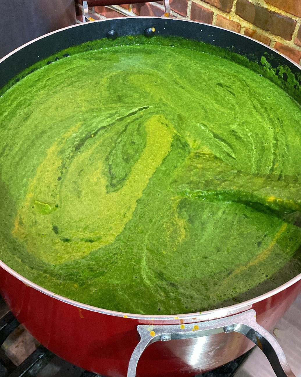 、
人間は単純だとつくづく思う。
自分のこと好きな人は好き。
嫌いな人は嫌い。
よくしてくれる人によくしたくなる。
ブスッとしてたらブスッとされる。
自分のことは棚に上げて、他人のアレがダメだこれがダメだと評価する。
僕も前は思っていた。
「あの店員さんブスッとしてるな〜」
実は違う。
人間はシンプル。
ブスッとしているお客さんに、店員さんも良くしようと思わない。
ニコニコ愛想のいいお客さんにはよくしたくなる。
そうか、リアクション芸人にならなきゃいけないのは自分だ。
そうすればきっと店員さんの対応も違ってくる。
「うわ〜️すごい️」
「何これ️」
「うまっ️」
受けられるサービスの質は自分の態度も関係していたなんて。
人にあれこれ言う前に、「自分にも落ち度はなかったのか?」自問自答した方がいい。