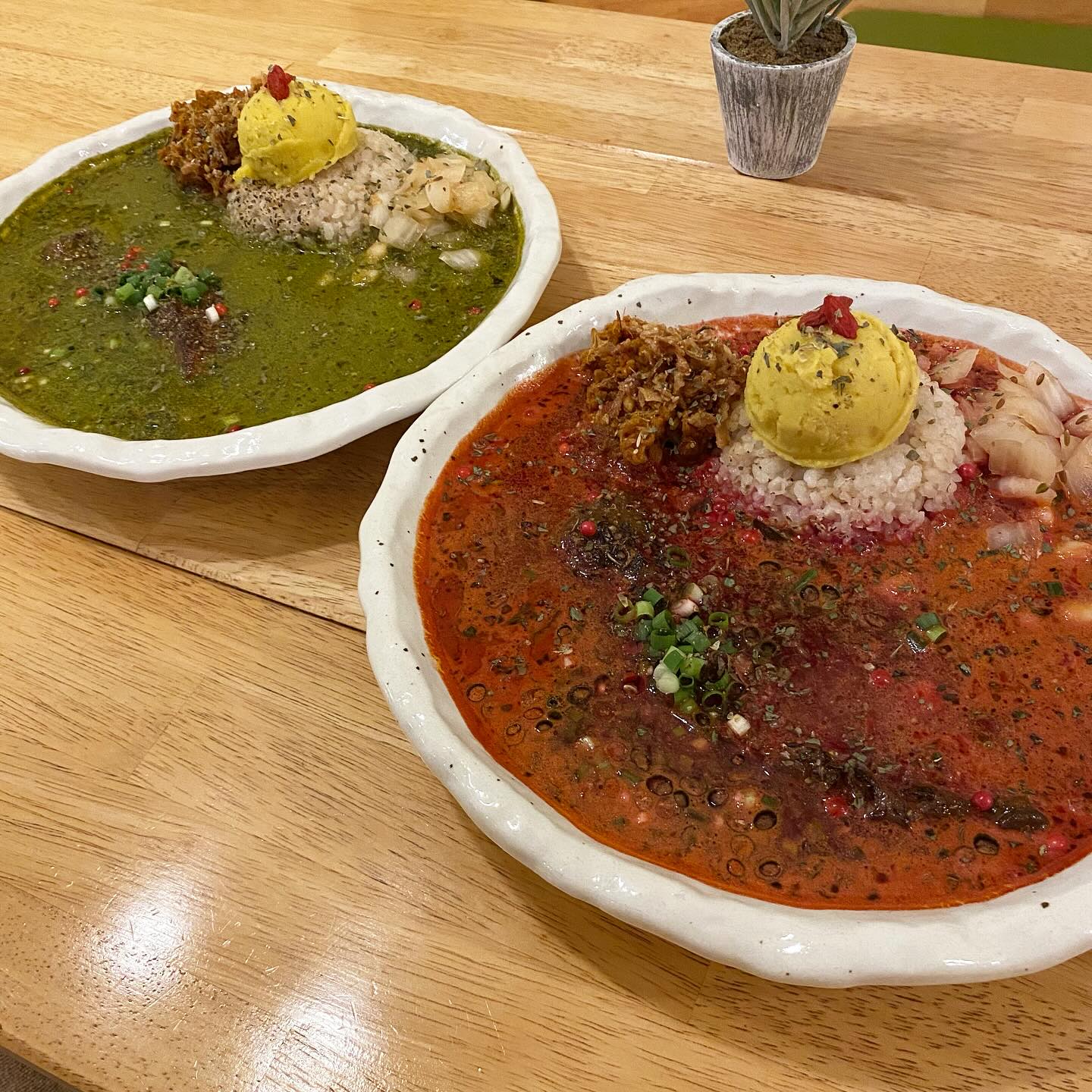 、
自分のやりたいこととお金を稼ぐことのバランス。
回転率上げてバンバン回すラーメン店。
一つ一つ丁寧にコーヒーを淹れるカフェ。
どちらが正しいとかない。
結局自分が思う正義、倫理観でお金を稼ぐしかない。
大事なのは何をやっているかではなく、どんな過去があって、どんな思いでやっているのか。
その背景も含めて味わいたい。
行くのは個人店一択。
株価と利益しか考えていないチェーン店には自然と行かなくなった。
#足利学校