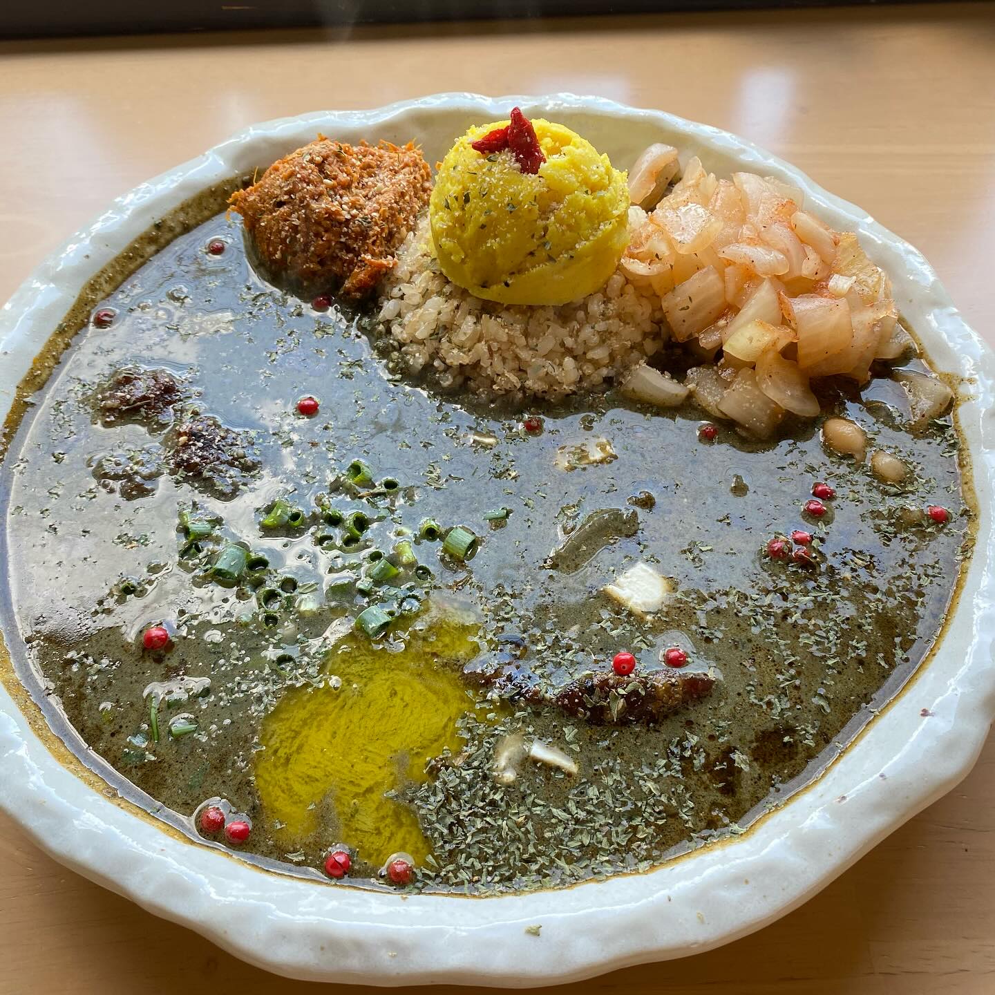 直感。
直感と言うと当てずっぽうのようなイメージもあると思う。
けれど僕の中では「これまでの人生の知識経験から生み出された瞬時の判断」だと思っている。
そしてこれは高確率で正しいと思っている。
直感と何かを熟考して判断した時では脳で行われている情報処理のプロセスが全然違うらしいです。
直感は論理的なプロセスを踏んでいない。
最初に「〜〜だな」と直感で思い、よくよく観察してみたら「やっぱりそうだった」となる。
直感は論理的な判断ではないから、後の「やっぱりそうだった」はあとから理屈をつけているだけ、らしいです。
(ある研究より)
「なんかこの人合わないかも」と直感で思うと、相手の嫌なところばかりを見つけて理由をつけていく。
変なバイアスがかかってしまう。
結局何が言いたいのかというと、「直感は大体正しい」ということ。
そしてそれはさまざまな研究でも証明されています。
ーーーーーーーーーーーーーーーー
Life is simple, but we make it complicated.
人生は単純だけど、私たちはいつも複雑にする
これは昔、海外の大親友マイクから聞いた言葉。
聞いた当初はなんとなく頭では理解していたけれど、今はより解像度があがってわかる。
なにかある度に脳を使っていろいろ考えて疲弊するなんてことは僕にとっても日常茶飯事。
それで沢山失敗した過去もある。
数え切れないほどの選択をしていく人生で大切なのは『脳』でよく考えることではなく、ただ『心』に従うことなのかもしれない。
Just follow your heart and live your life.
Life is too short not to live it up a little.