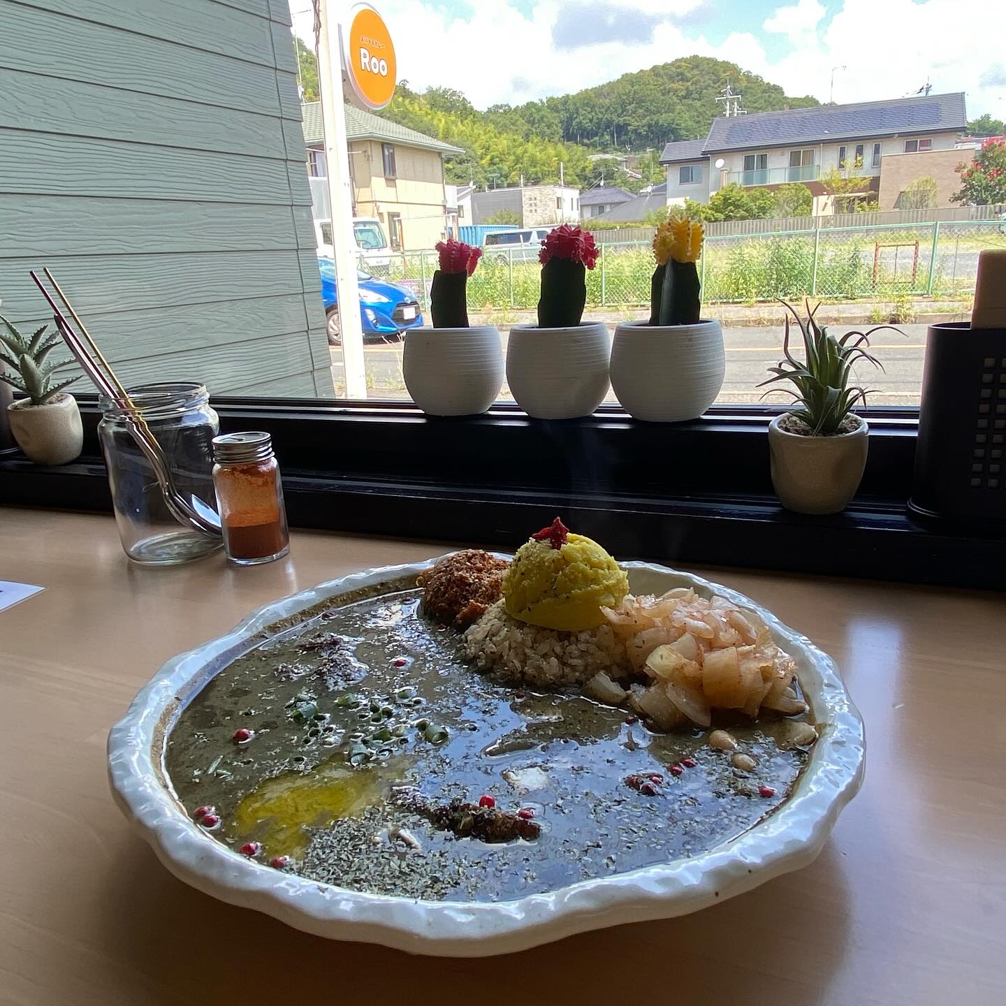 、
時代が便利になる程コミュニケーションの価値、不便の価値は上がると思う。
SNSよりリアル。
グランピングよりキャンプ。
外食より自炊。
便利は飽きる。なにか足りない、心が満たされない。
手間暇をかける。人と会話をする。
これはもう人間である限り持っている根源的な欲求だと思っている。
「めんどくさいこと」をめんどくさがらずに丁寧に。
本日も手間暇をかけてカレーを作っています。
#足利学校