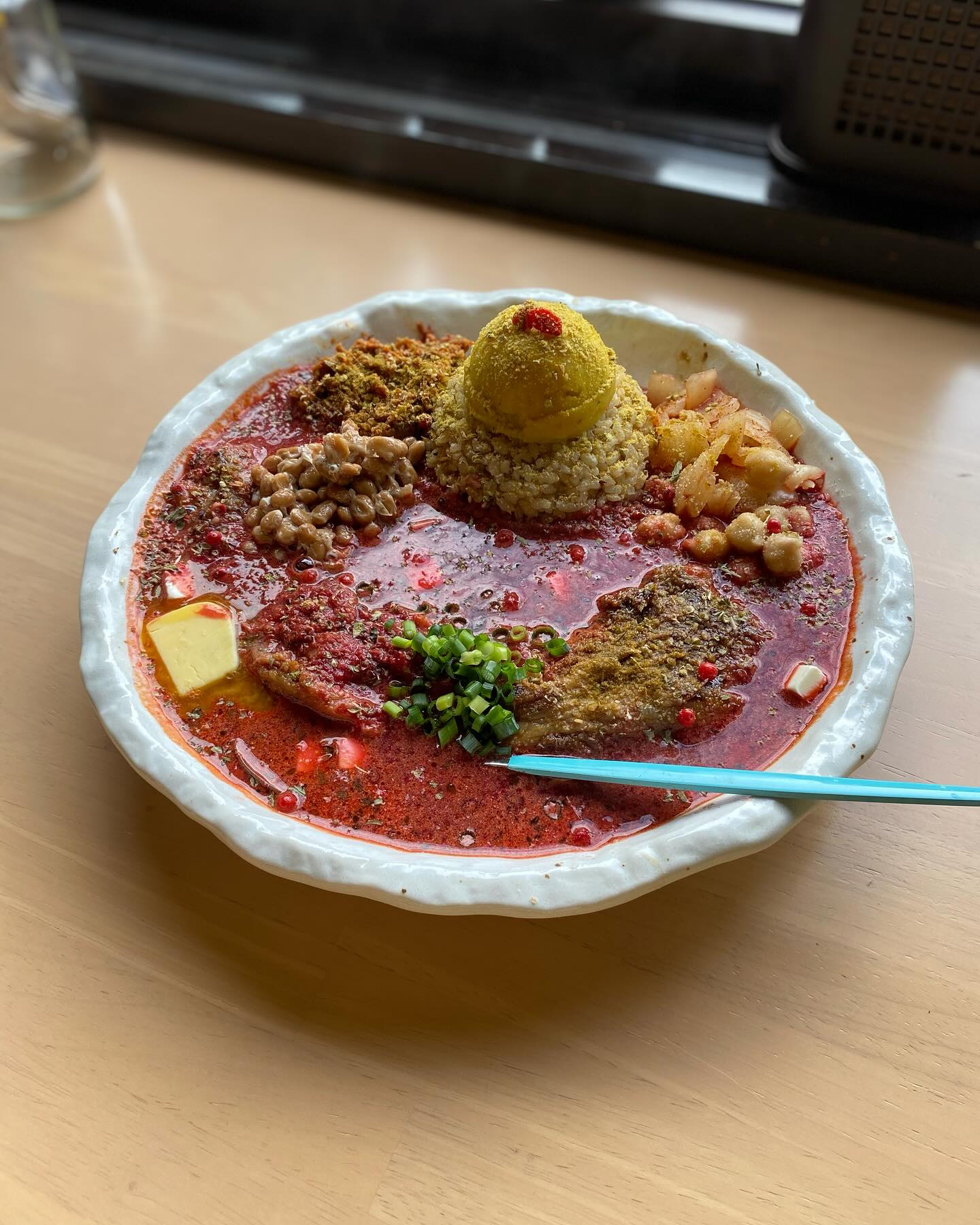 人間は楽な方へ流れて行く。
どこまででも怠惰になる。
やりたいことがあるけれど、なかなかできない。
モチベーションが、やる気が、、、と言う。
違うんだよ。
順番が。
やると決める。
これは覚悟と決断の問題。
「よし、もうやるしか無い。」
「絶対やってやる」
自分の中に湧き起こる何か激しい思い。
そこから全ては始まる。
決めて断つと書いて「決断」。
覚悟を決めて、腹を括って、決めて、他の道を断つ。
周りに「こうなるんだ」と言いふらす。
もうやるしか無い環境になる。
そうすることで初めて行動も伴ってくる。
なにかやりたくてもなかなか出来ないんだけど...
やりたいのに出来ない原因の本質は『覚悟』の不足によって『決断』しきれていないこと。