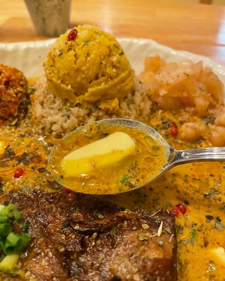 成長は自責から始まる。
何かに言い訳をつけて、誰かのせいにする。
そんなことしたって何も変わらない。
自分の人生生きれない。
言葉が話せるようになる。
服が自分で着れるようになる。
自転車に乗れるようになる。
僕らは出来ないことが出来るようになって成長してきた。
けれどいつの日からか、出来ないことを出来ないままにする言い訳の達人になっている。
あいつのが顔がいい
あいつのが金がある
あいつのが親に恵まれてる
あいつは友達が多い
スタートラインなんて全員違うに決まってる。
両親が2歳の時に離婚。
自分は母子家庭だった。
小さい頃から「うちはお金がない」とずっと感じていた。
20年間シャワーなしの家に住んでいた。
もっとお金のある家庭だったらな
もっと大きい家だったらな
何回思ったことか。
友達と仲良く過ごしたいけれど、自分になれていない自分がいる。
勝手にマイナスなレッテルを自分に貼っていた。
問題は友達でも親でもなく、自分の心だった。
他責にしない。
言い訳しない。
受け入れる。
どうしたら良くなるか考える。
行動する。
結局は配られたカードで戦うしか無いんだよ
#足利学校