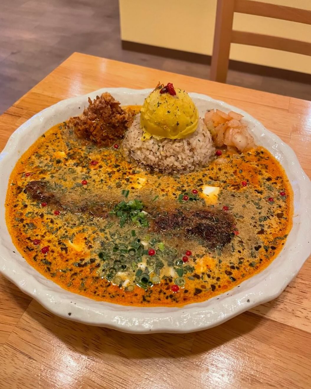 時間は命そのもの。
この世の中で唯一変わらないことは、「全ては変化すること」と「全ての人に死が訪れること」。
限られた時間。
人生はどのくらいの長さだと思う?
80歳まで生きるとして4000週間。
短すぎる。
そんな限られた時間で何をするのか?何をしないのか?
誰といるのか?誰といないのか?
何を言うのか?何を言わないのか?
セネカの『人生の短さについて』でも「人生はもっとこうしたいと思った頃に終わっている」と言うことが書かれている。
「いつか旅行したい」
「いつか海外に住みたい」
「いつか結婚したい」
いつか、いつか、いつか。
ほとんどの人がその「いつか」が来ずに人生が終わる。
人間は本当に小さい。
ちっぽけすぎる。
今悩んでいることなんて、世界の99.9999%の人は気にしていない。
どうせなら楽しい方がいい。
やりたいこと、やった方がいい。
同じ時間で泣いてるんだったら笑ってる方が得。
お金、プライド、人の目、、、。、
なにかに理由をつけてやらない。
ただの概念縛られて、本質が見えていない。
仕事も遊びも人生も、やらない理由を見つけることではない。
できる方法を考えること
そのためにちゃんと行動すること。
急がなきゃならないという事ではない。
「いつか」なんて来ない。
今どうしたいか。今何するのか。今誰と会うのか。今何を言うのか。
ほとんど人が失った後にその大切さに気づく。
限られた時間で何が大切なのか。
今を丁寧に生きること。
生きてる奇跡に心から感謝すること。
今日もありがとう