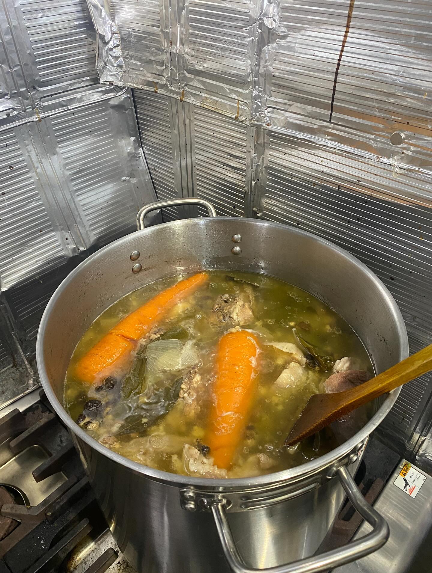 もっと美味しくならないか常に考えてる。
外食は8〜9割カレー。カレー以外からもインスピレーションを得る。美味しいと思ったらなぜ美味しいと思ったのか考える。具象を切り出して、抽象化して、自分のカレーに良いところを落とし込む。
インターネットが発達してレシピが共有されて「まずい店」なんてそうそう無くなり、どこへ行っても大概美味しい。
それでもなぜ「おいしさ」にこだわるのか?
自分の中の美味しさの定義は、【初めての体験、且つおいしい】。
お店の鶏の照り焼きも、ハンバーグも、パスタも美味しい。けれど家で食べたことある味に近い。美味しくても「初めての体験」には遠くなる。
Rooのカレーはなるべく口の中が楽しくなるように設計してある。(実際に食べて感じて欲しい)
スプーンで掬う度に変化があるようにして、そしてそれが全て初めての体験の連続になる。
美味しいは当たり前で、初めての体験をした時に人は感動する。
そしてさらに大事だと思っていることが、どんな気持ちで作っているのか。言い換えるなら、「愛」「想い」「エネルギー」「周波数」、、、「人」。
「おふくろの味」とはよく言ったもので、同じカレールーを使っても母ちゃんによって味が若干変わるのは、その人のエネルギーや愛情、つまり人が異なるからだと思っている。
ほとんどのお店が美味しくなって、差別化が難しくなった現代で選ばれる店になるのは大変だ。
「美味しいお店」で探すよりも、「どうせならあの人に会いに行こう」という人検索も大切になってくる。
もっと美味しくならないか、何をしたら喜んでくれるのかを常に考えて、機械ではなく全て自分の手で、スパイスより愛を沢山入れて...
失敗も沢山するけれど、毎日よりbetterな人間になれるよう意識して...
正しさより優しさ、愛
カレーと人格を磨いて日々精進