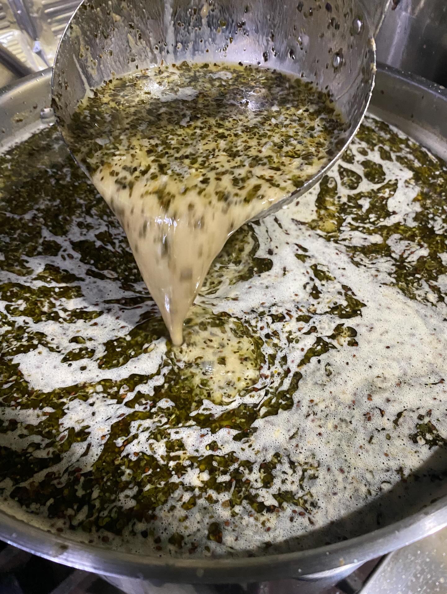 明日9/9（火）よりしばらく週替わりカレーはグリーンカレーになります。（週替わりではありませんが。）

オリジナルカレー
ハーブグリーンカレー
の2種類になります。

グリーンカレーは一口目は「辛っ」となりますが、食べ進めると慣れてきて大丈夫になります。大丈夫というか、むしろ他の具材と相まって美味しくなっていきます。辛いのが微塵も無理な方はお勧めしません。ピリ辛くらいなら平気な方はいけると思います。

いつもありがとうございます
よろしくお願い致します