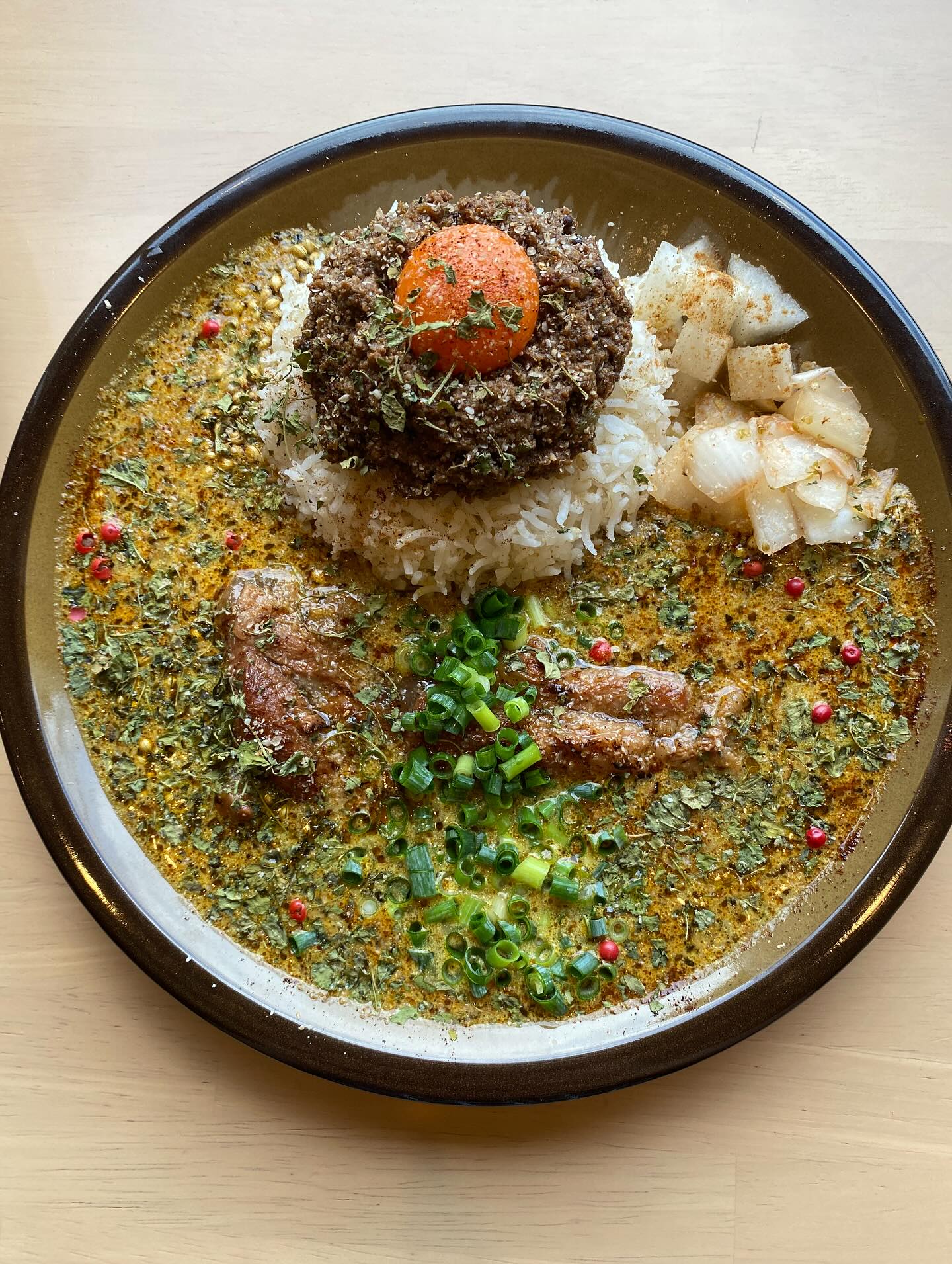 .

スマホってとっても便利！

便利になればなるほど、大切な見えないものが引き換えになっている気がする。

スマホにコントロールされない。

感情にもコントロールされない。

自分がスマホも感情もコントロールする。

自分で自分の人生を運転する。

小さなカレー屋25歳。

最近ハマっている事は、手放すこと。

最近の好きな言葉は、「なるようになる」。

全て手放して、心軽くして、なるようになる。

たった一つ執着すべきなのは自分の美学と信念