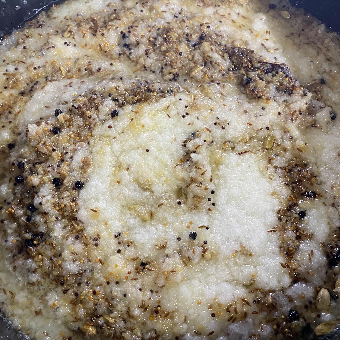 今日来店されたお客様に「玉ねぎ10kg切っている投稿をみて、より大切に食べようと思った」と言われました。嬉しい限りです。
ちなみにカレー作りに掛かる時間は12時間以上、煮豚6時間、キーマ(新メニュー)5時間くらいです。
自家製ルーや下地になるペーストの寝かせもいれたらプラス数日になります。
飲食は重労働なので僕も沢山寝かせて頂いてます。
カレー作りは気を抜けません