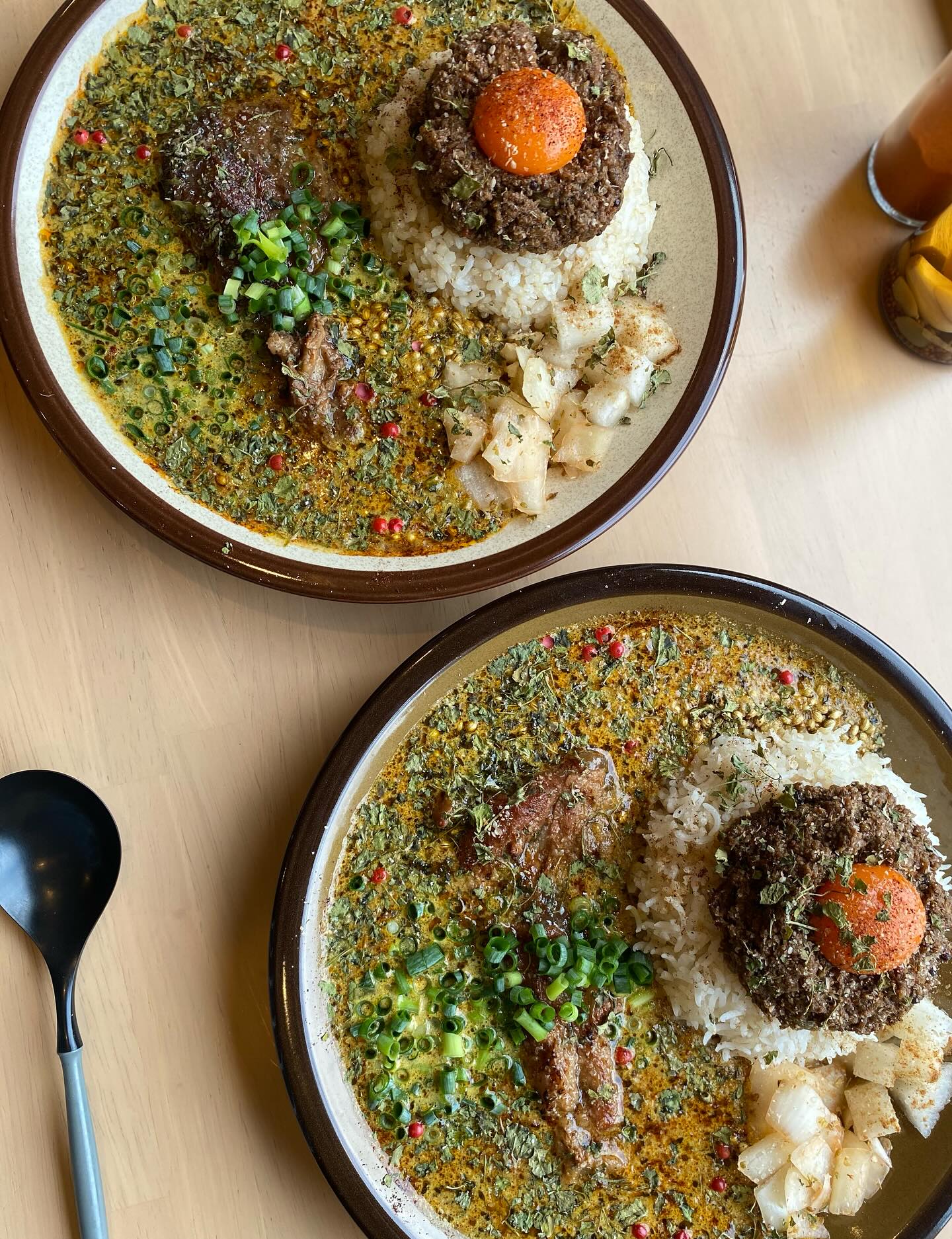 .

成功する為には、成功するまでやめない

必要な武器は「正直さ」「感謝」「誠実さ」「楽観的思考」「信念」「信用」

何をもって成功と呼ぶのかは人それぞれ。

でも求めているものがなんであろうと

それまでの道のりが実は「成功」だったりして。

上記の武器を持てることこそが「人生の成功」だったりして。