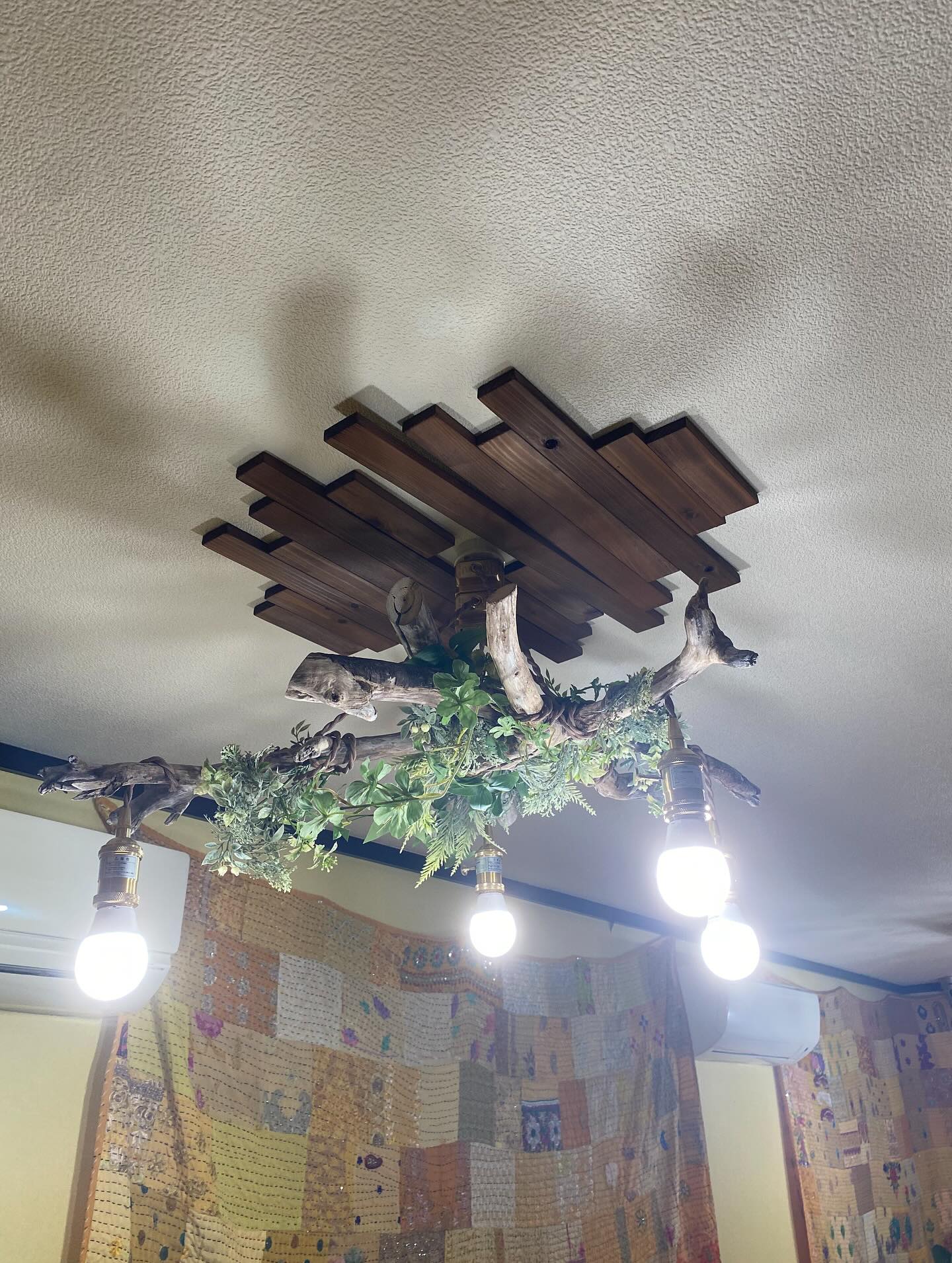 照明新調しました。電球を買いミスりました。
眩しすぎて落ち着かない＆頭痛くなるので買い換えます。土曜日まで眩しい営業となりますがよろしくお願い致します。何個かは消灯して営業するかもです。

2.5万くらいしたLED電球8個買い取ってくれる方いないかな..,