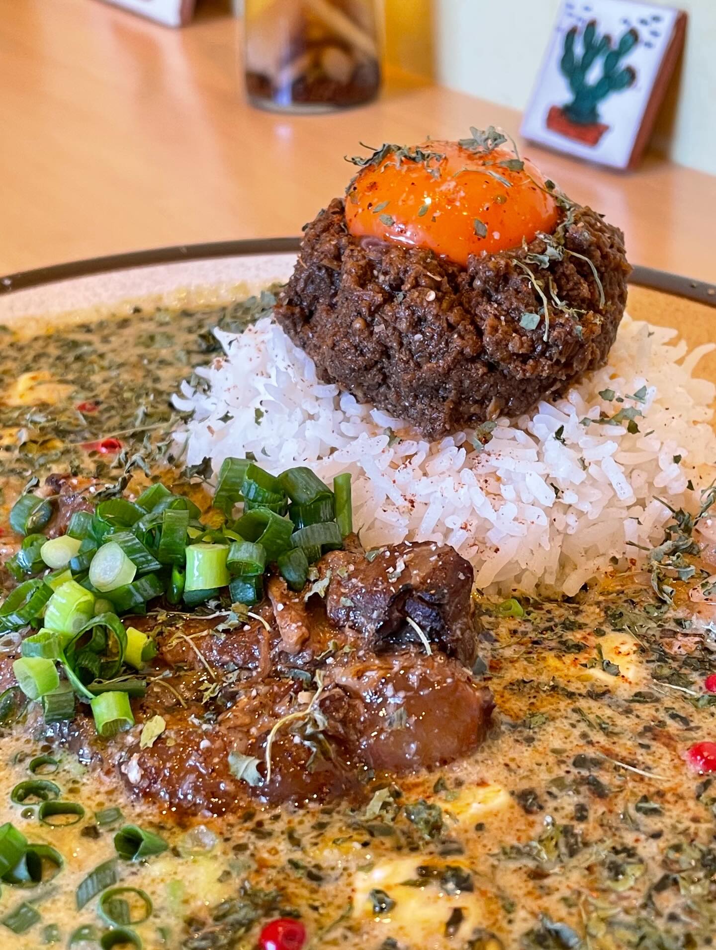 .
1人の人間に、そんな大それた事はできないのは知っている。
だから自分にできること、ミクロの事を一生懸命やってるだけ。
全員を幸せにするなんて、大それたことは考えてない。
ただ俺は全ての人が楽しく活き活き生きてほしいと願ってるだけ。
自信を無くしたり、自死を考えたり、妬み嫉み愚痴、ネガティブな世界が嫌で、自分もそこにいたくないだけ。
Love & peace
人が変われば世界も変わると思ってるし、本来そうだったでしょう?そうでしょう?
違和感を大切に。
合わない人や嫌な事から逃げるなんて当たり前。
逃げたんじゃなく、自分を守っただけ。
「逃げた」と、後ろ指刺してくる人たちは人生の責任を取ってくれない。
自分は逃げて逃げて逃げ続けた。
その先にあったのは
今自分の周りにいる人達は、
loveとpeaceに生きている人たちだけ。