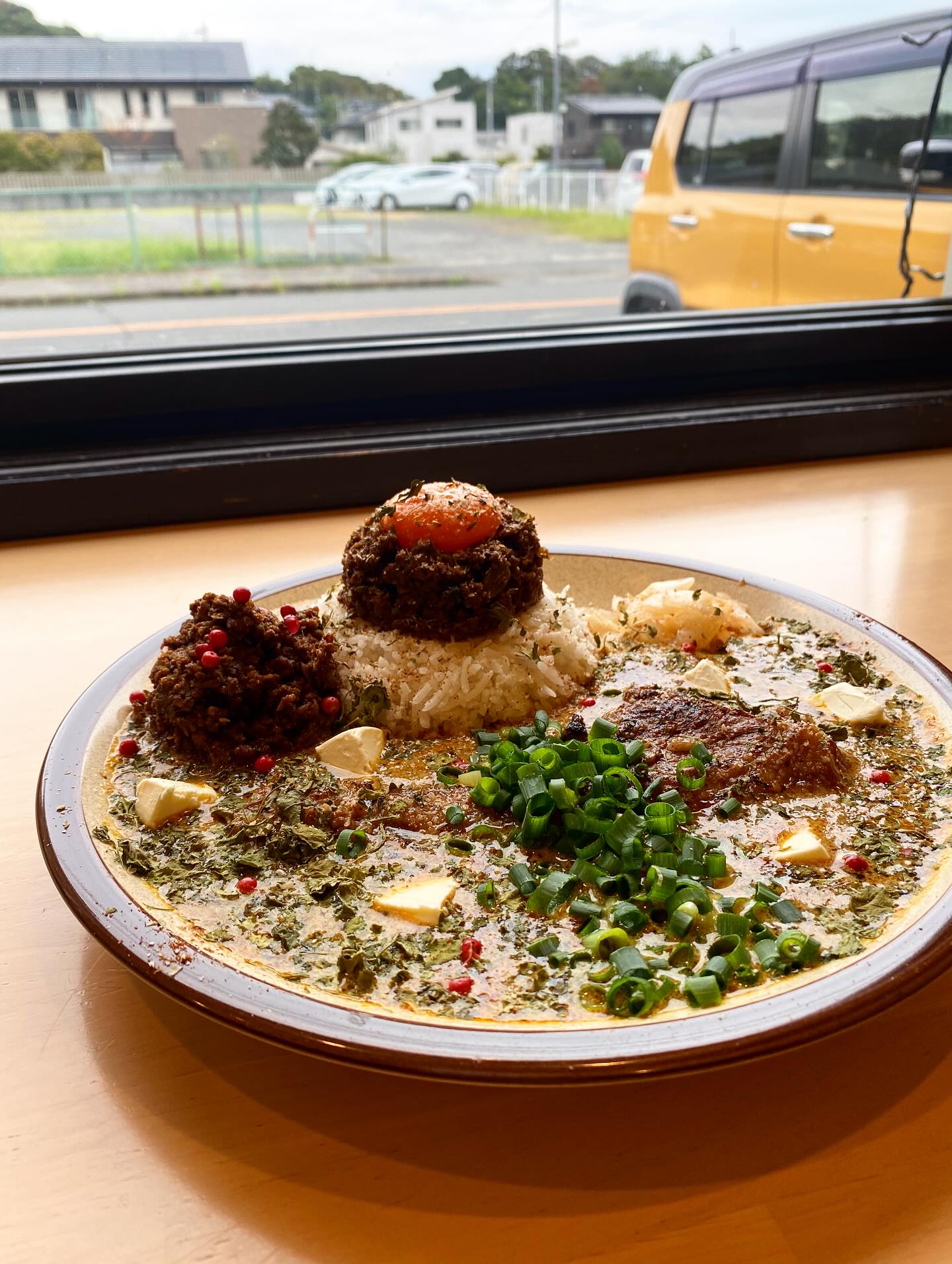 .
「いじめはやめよう!」で、
いじめは無くならないくらいに、
「謙虚になりましょう!謙虚が大切!」
で謙虚になれることは難しい。
誰も1人では生きてはいけないし、
必ず誰かの助けや支えが裏にある。
目に見えないものや人を想像して気づくこと。
そしてお金も体も全て「借り物」だと思えば使い方が変わるかもしれない。
そんな風に思えば
ここにいる奇跡、
出会いの奇跡、
嫌なことや嫌な人達でさえも、
少しは尊いものだも思えるのかな。
「謙虚になれない」の本質は、想像力の不足によって気が付かないこと、感謝できないこと。
せっかくもらった命や体。
全てに終わり、死がある事は決まっている。
どうせだったら人の為にこれ使いたいよ。