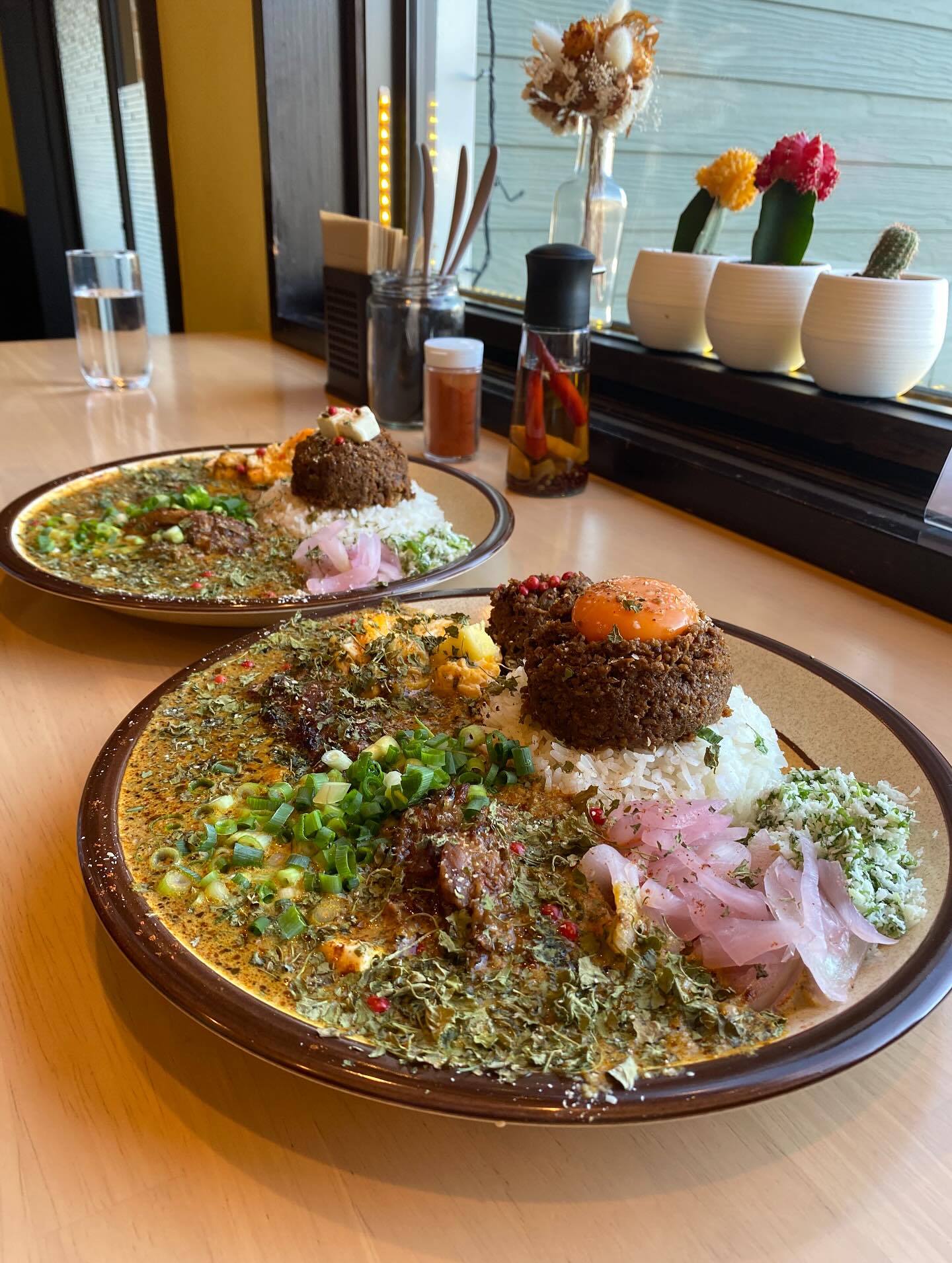 今日は松本から来てくれたお客様がいました!
3時間!
嬉しい🥹
お店をやっていると沢山の出会いがあってなんかいいですね️
全ての出会いに感謝です
ーーーーーーーーーーーーーーーー
当店のカレーはできるだけ素材に拘って作っています。
小麦粉、砂糖、植物油、乳製品、化学調味料、精製塩等使っていません。
全て素材の組み合わせで、味付けは天日海塩、スパイス、ハーブのみです。
ファストフードやコンビニ、チェーン店、町中華等で常食されている方ですと、パンチがない、物足りないと感じるかもしれません。
無化調で素材そのものから旨みを抽出しているので、「うまっ!」と言うよりは、「うまぁ〜🤤」って感じです!
ジワ〜〜みたいな。脳より体が喜ぶ感じ!染み渡る感じ!
(伝わる!?笑)
万人受けするとも思ってませんし、わかってくれる人にわかればいいと思ってます
美味しいカレーを作るコツはスパイスの倍愛情を入れる事です
これからも美味しいお薬作るぞ〜