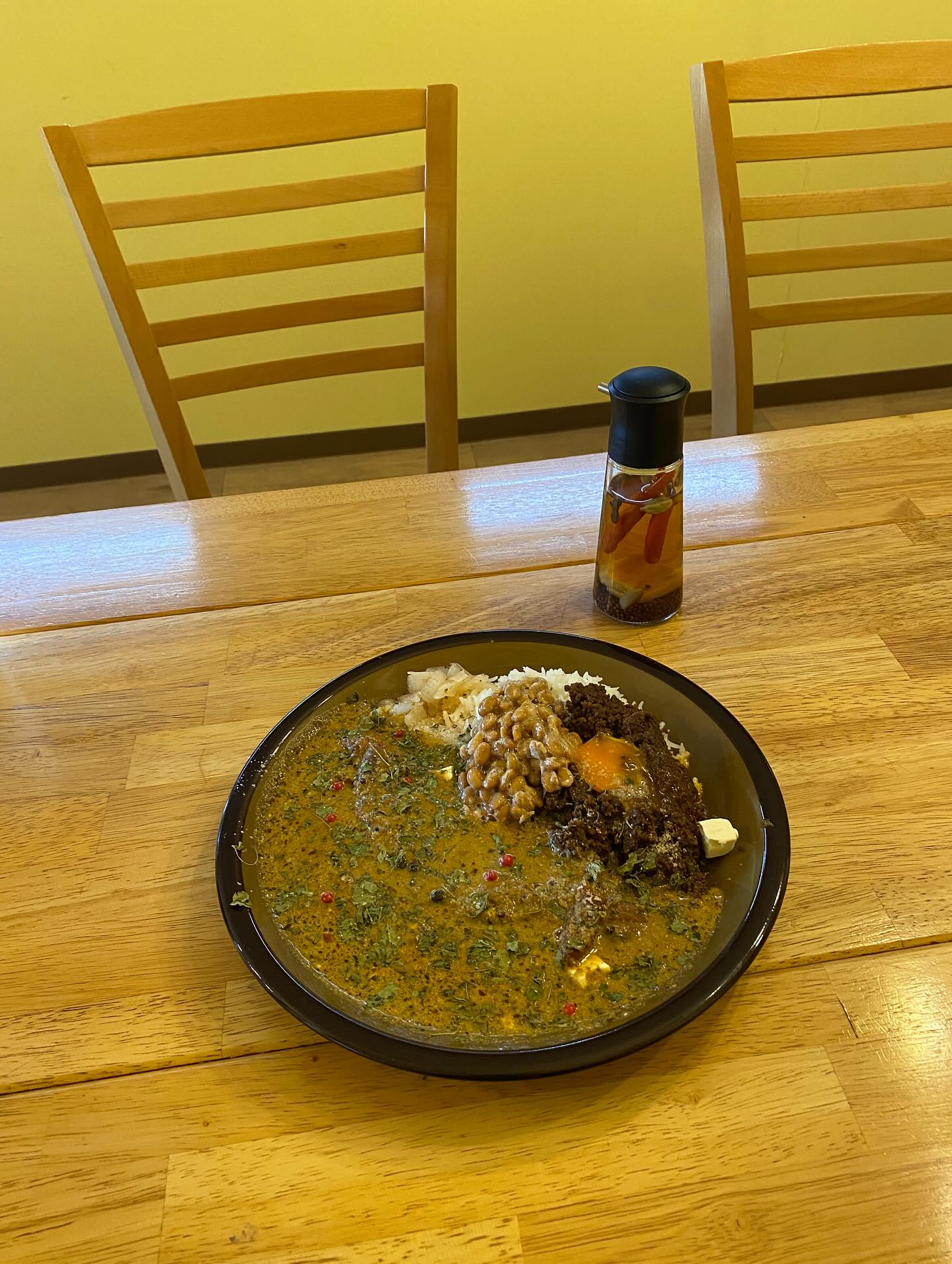 .
自分には何もない。
自信もない。
こんな自分好きになってくれる人もいない。
でもどこかで愛されたいと思っている。
仕事でもなんでも人生を生きる上で大切なこと、それは、
人に好きになってもらうこと!!
お店で言うと「ファン」と言うのかな。
人に好きになってもらうにはどうしたらいいのかと言うと、
まず自分が人を好きにならなければいけない。
お金もなんでも先に出すから入ってくる。
自分がお金を使うときはそこに【応援】の意味が込められていることが多くなった。
チェーン店より、個人店。
「ご飯をせっかく食べるなら〇〇さんのところ行こう」と人検索。
ドリンクがあれば注文するし、お土産で持ち帰れるものが用意されていれば買う。
誰かの為に行動することは、結局全部自分の為で、
人に優しくなれた時も、1番自分が嬉しかったし、そんな自分を好きだと思った。
出し渋ってる場合じゃなくて、少しでも矢印を自分以外に。
それは結局自分の為だと気付くだろう。
そんな生活をしてたら不思議と、お金もご縁も沢山入ってくるようになった。
自分は本当にラッキーだし恵まれている。
苦手な人も勿論いるよ!
けど心のどこかでは「みんな同じ仲間」という感覚、共同体感覚を持っている。
人生は人に好きになってもらうゲーム。
もっと言うと人を好きになるゲーム。
敵を作ってるのは自分の心では?
宇宙ってよく出来てるんだよね!
全ての出会いにありがとう
全ての出来事にありがとう
ぜんぶぜんぶありがとうーーーーー
It's easy to be loved!!
I deserve everything
I don't have anything but take all of it
(儲かるの?とか聞いてくる人大体合わないw)