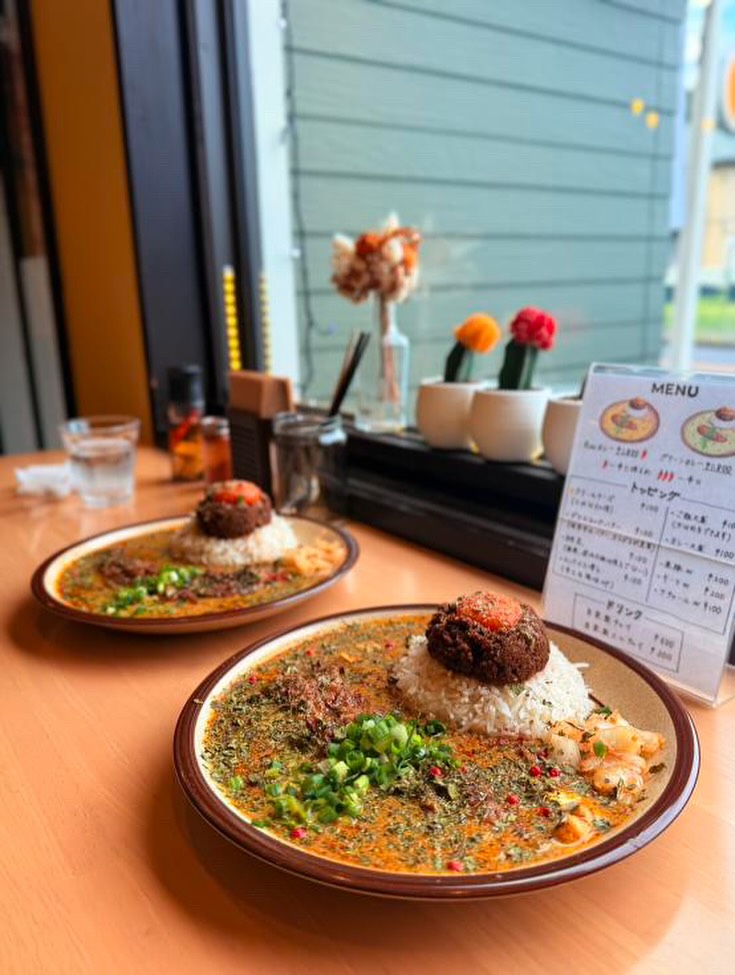 threadsプチ炎上お騒がせしましたー!
ネット民は面白いですね!
あのアンチ活動のエネルギーを他に回したらいいのに!
何言われてもノーダメージなのは、ちゃんとリアルを活きている証拠ですかね🏋️
1年前はへこたれてたけど、俺も強くなったなぁ
まあそんな事は置いておいて、
今日は60食カレーを作りました!
いつも優しいお客様ばかりで、本当に仕事が楽しい!
片付けをしながら、「宝くじが当たっても生活もやる事も変わらないな〜」とかぼんやり考えてました!
これからも魂込めてカレーを作るだけです
いつもありがとうございます
毎日幸せすぎ!幸!
(スパイス足りてる?肉体と人生に)