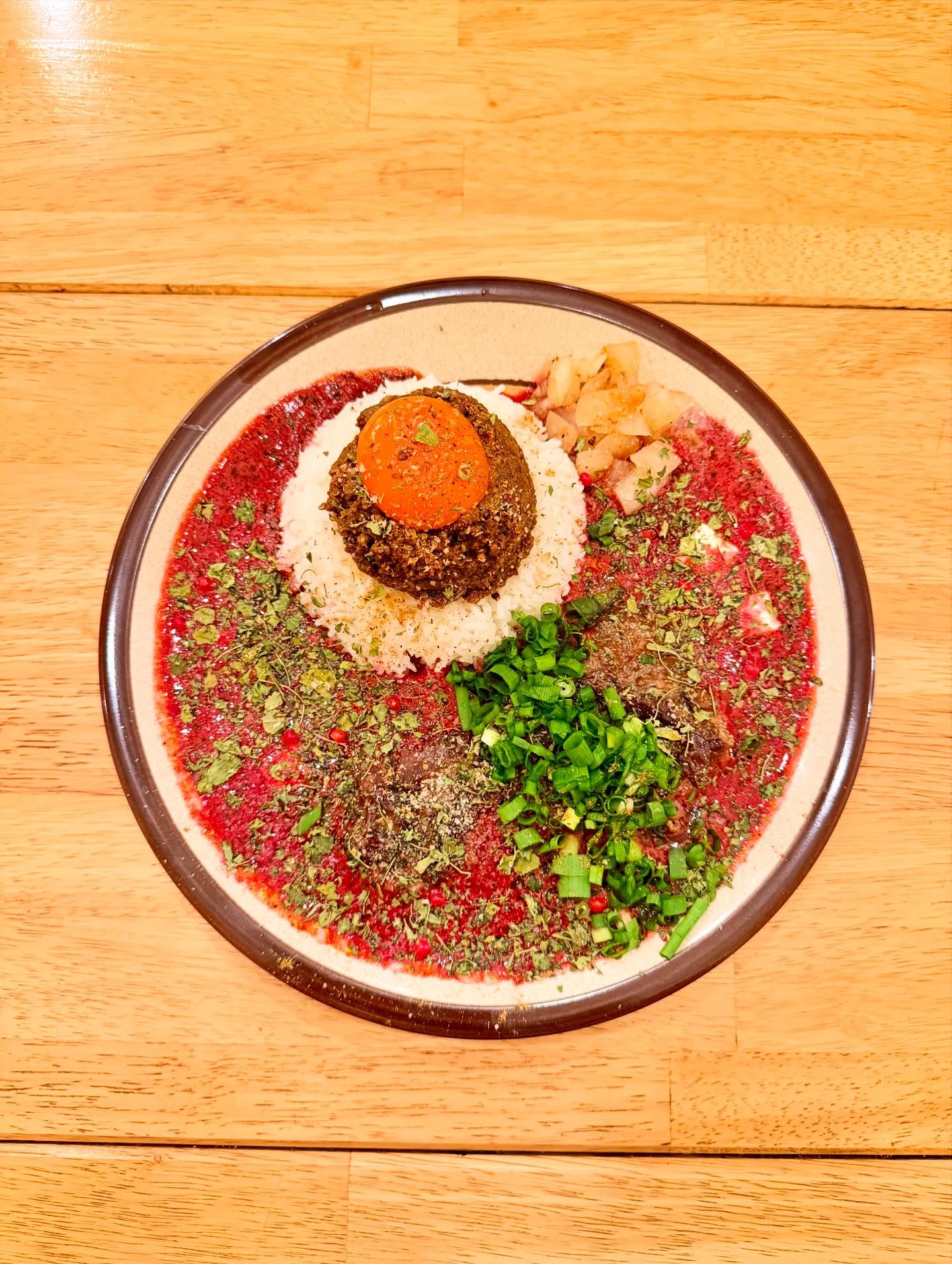 .

古参Rooファンの皆様お待たせ致しました！

明日からrooカレーとグリーンカレーに追加して、
日替わりカレー（ビーツのカレーorほうれん草カレー）をレギュラーメニューに入れたいと思います。

全部で3メニューです。

「あれ無くなっちゃったの？」
とお声が多かったもので！

明日からはビーツのカレー。
ボルシチとかに入ってる赤い根菜、スーパーフードです️‍

日替わりといっても2週間とか、月で変える予定です。

カレーもチャイもテイクアウト可能です。
電話は置いていないので、前日にDMか、直接ご来店下さい。
営業中はほとんど確認できません。朝も仕込みで多分確認できません。

今後ともよろしくお願いします🦘