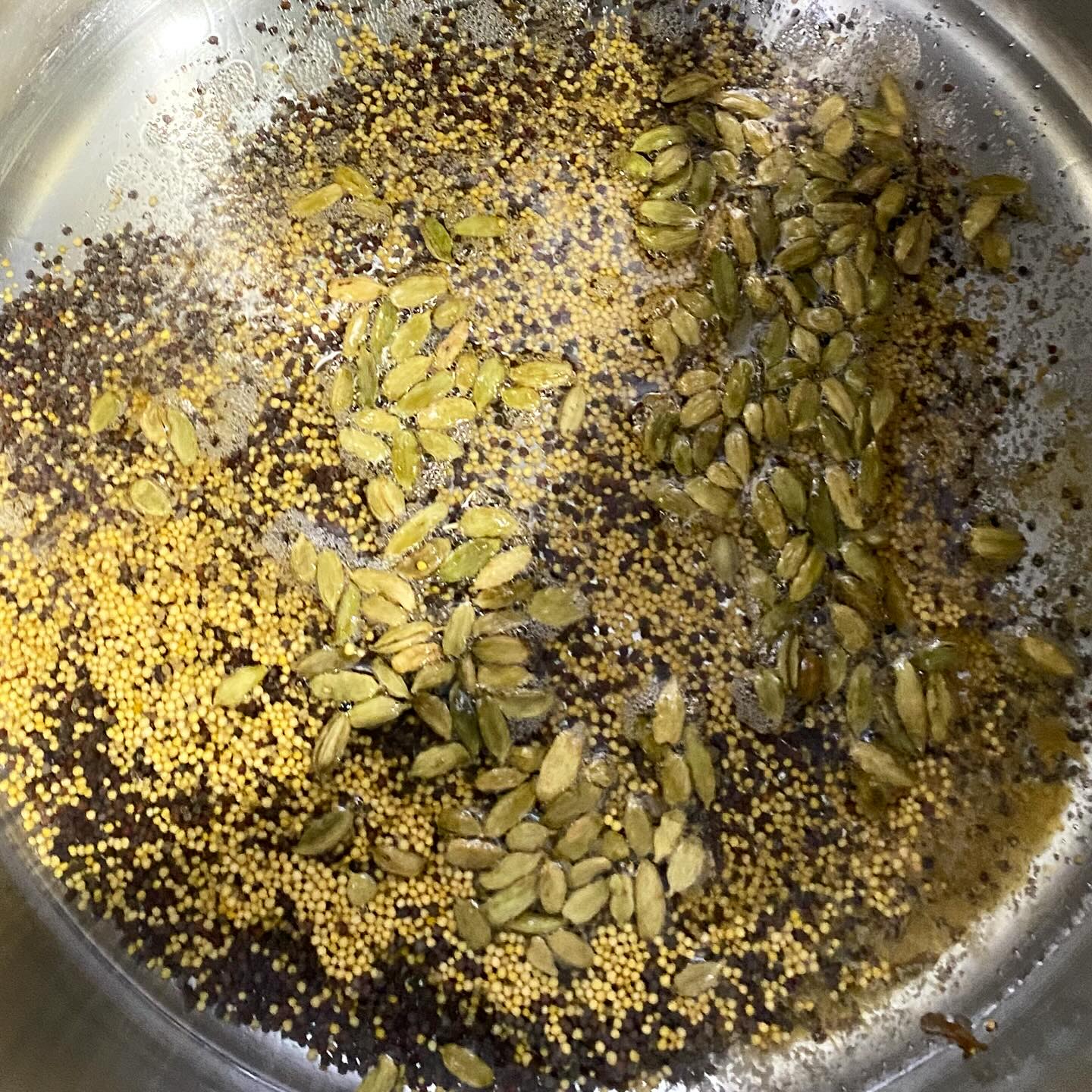 .

最近Rooを知った方のためにも自己紹介します！

1999生まれ25歳！リキトと言います！
足利毛野出身！
笑顔が苦手！シャイ！
毎日営業してたらコミュニケーションに慣れて来ました！

大学半年で中退（教育学部の英語専攻でした！）
→セブ島語学留学
　→オーストラリアワーホリ
　　→コロナで帰国
　　　
帰国後どうしようかな〜と途方にくれ、
飲食、営業、エンジニア、海外インターン、販売、キッチンカーと色々な経験をして来ました！

続いて半年！大体1〜3ヶ月しか続かなかった！
めっちゃ社会不適合者！

マルチに騙されて30万払ったり、同級生にも騙され30万失ったり、プログラミングスクールに60万払って1ヶ月でやめたり、ニートも何ヶ月もやって散々親にも迷惑かけたなあ。

1歳？2歳？の時両親が離婚してそれから母子家庭。
母はパートで朝から晩まで働き、姉と自分の生活を守ってくれた。スーパーのお惣菜もお弁当も高くて買えないからご飯は全部自炊！母の手料理うまかったー！
22年間くらいはシャワーなしの家賃一万円の団地に3人で住んでました。

子供ながらにお金がない家庭なのはわかってて、ボロボロの家だから友達とか呼べないし、いろいろコンプレックスだった。

姉も自分もお金を貯めないと進学ができないから高校3年間のバイトでずっと貯金をして、奨学金と合わせて進学した。

大人になってから母の凄さ強さをやっと理解できて、全てが感謝尊敬に変わり、母であるけど、なんでも話せる親友みたいな感じになった！

それでも自分がどうしようもなさすぎるから、全てに絶望して死を３回くらい考えたな〜w

働くって本当にハード！

毎日精神的にも肉体的にもきつかった。

そんな時にご褒美として行ってたのが東京荻窪にある「吉田カレー」。

ルールがいろいろあって店主が気難しく見えるんだけど、

週一は絶対行ってて、美味しいものを食べるだけで、一時的に嫌なこととか忘れることができた！

そうじゃんこれじゃん！となり

自分がカレー屋を目指すきっかけになった。

自身がアレルギー体質なのもあって、なるべく素材に拘って、美味しいカレーを魂込めて作ってます！

毎日大変だと思うけど、カレーを食べてくれている時間、お店に来てくれている時間は嫌なこととか忘れれる時間になったらな〜って思って日々営業してます！

みんな頑張ってるよすごい！

どこの誰だかわからないし

赤の他人だけど他人じゃないと思ってるし

余計なお世話かもだけど

みんな応援してます