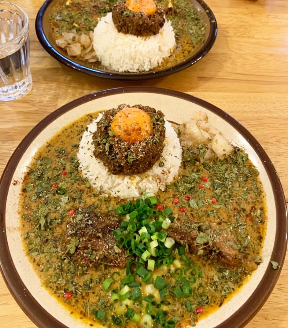 .

最近気付いたこと。

「愛とは与える事」とか知ったつもりで、はき違えていた。

自分が満たされていないと、

人にも優しくできない。

「自分を好きになる」って結局どういうことなのか。

それは、執着心がないことだと思う。

自分を好きになることは、能動的に好きになろうとしてなるものではなく、人やモノへの執着がない事で自然的に発生するもの。

そして、「愛とはギブ、与える事」も
能動的に与えようと与えるものではなく、全てに満たされていて、心から感謝できていてできる事。

「感謝」「愛」「ありがとう」等はどれも近い感情。

自分がここまでどうやって執着心がない状態になれたのか
まだよくわからなくて探り中だけど、

恋人、家族、ブランド品
ヒトにもモノにも執着しない。

みんな独りで寂しいから何かにしがみつこうと、手放したくないと思って繕うけど、それが返って自分を苦しめている、、、。

「みんな個別だけど、みんな同じ」で

「みんな仲間でファミリー」で

「自分1人でも完全体で、自分はもっと大きな完全なものの一部」

と思う事、知る事が大切なんじゃないかな...

（なんか言葉で説明ムズイ！！）

俺はとにかくみんな大好きだーーーー