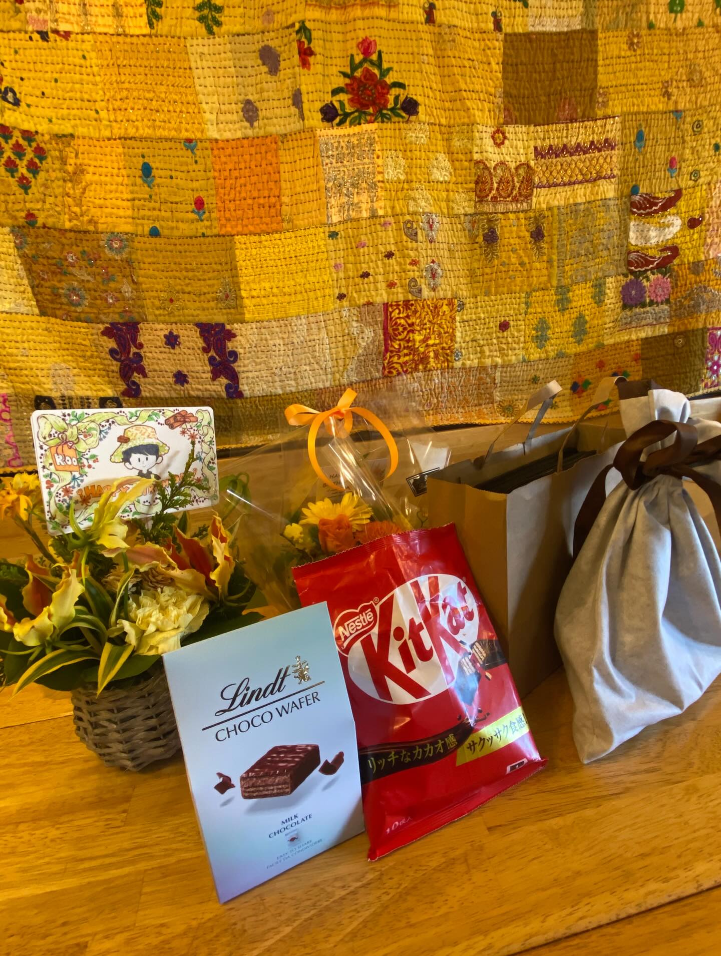 12/28、僕の誕生日であり感謝祭、沢山のご来店ありがとうございました!
「番号札取った方は一旦外出ても大丈夫です」
「もっと早く言えよ」
「大盛りできる?」
「グリーンカレー選べる?」
食べたら「はい、用終わり」と言わんばかりにすぐ出てっちゃったり、
ん?と思う言動をちょこちょこ目の当たりにして、、、
どんな思いで$2000弱のカレーを50食無料で提供したのか、伝わり切らなかったのが残念にも思いますが、
カレーが食べれなかったのにお祝いの花を頂いたり、初めて来てくれたのにプレゼントを頂いたり、帰り際に嬉しい言葉も沢山頂きました!
とっても嬉しい誕生日になりました️
こう案内すればよかったのかな〜とか色々考える事ができました!
いい経験をさせていただきありがとうございました!
皆様に感謝です
そして、
今年の営業、大掃除もようやく終わりました!
今年は沢山のお客様にエネルギーカレーを食べてもらい大変お世話になりました!
Rooは元旦休み、2日〜営業です。
来年もよろしくお願いします
良いお年を!
みんな、ありがとね
AML