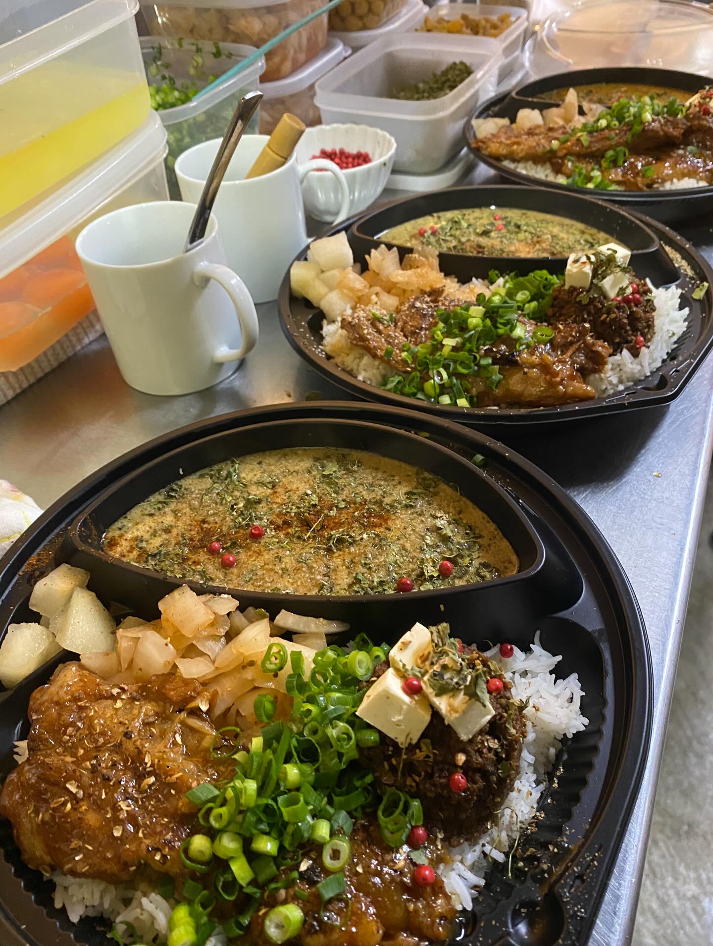 みんな1人なんですよ

みんな１つなんですよ

あなたもわたしだし、わたしもあなたなんですよ

ペンも自分だし、鍋もあなた、

紙もあの人だし、アスファルトもあの子なんですよ

宇宙はみんなだし、みんなも宇宙なんですよ

海だし霧なんです

白と黒、光と闇、全部持ってます、同じです。

そんな感じです

2025.12.12