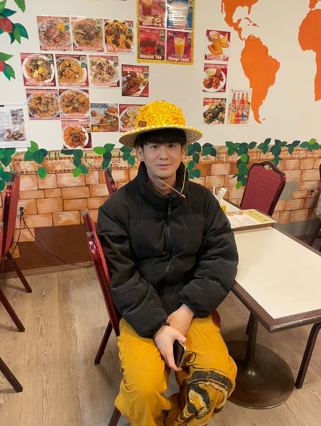 初めまして。

田舎のとあるカレー屋25歳です。

カレーというより念、love、peace、soul屋です。（自称）

さっきまで泣いてた赤ちゃんがぐっすり寝てしまったり、

「美味しかった」はもちろん、

「元気になる」と言うお声が多いカレー屋さんです。

お店を始めてもうすぐ1年半です。

1年間はずっとワンオペで仕込み、営業、接客、調理、清掃、全てやっていました。

暇な日も多く、お客様0、売上0の日もザラにあって悔しい思いも沢山しました。。。

お客さん来なくて、大して汚れてないお店を、営業後に毎日清掃すること、

誰も食べてくれないカレーを毎日賄いで1人で食べていた事、

なんとも惨めな気持ちでしたね。。。

ぶっちゃけ「もう辞めたい」と何度も思いました。

やっと今になって、少しずつですがお客様が増えてきて、人の手も借りて営業ができています。

自分1人じゃ何もできない事。
自分は何者でもない事。

お店の運営を通じて痛いほど痛感できました。
本当に全ての人に感謝しています。

これからはカレー屋をやめて、ありがとう屋になりたいと思います。カレーを通じて届けられたら嬉しいです。