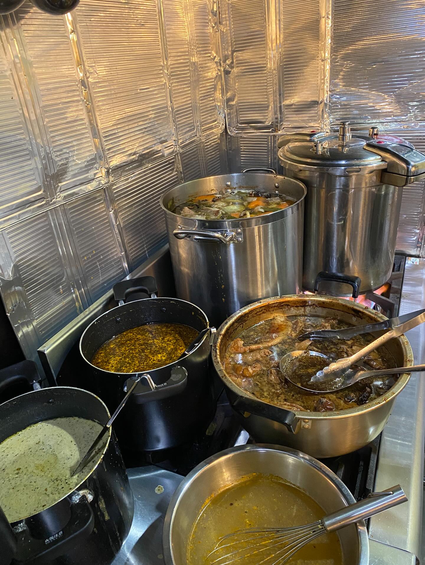 営業中の厨房風景①
調理と仕込み同時進行