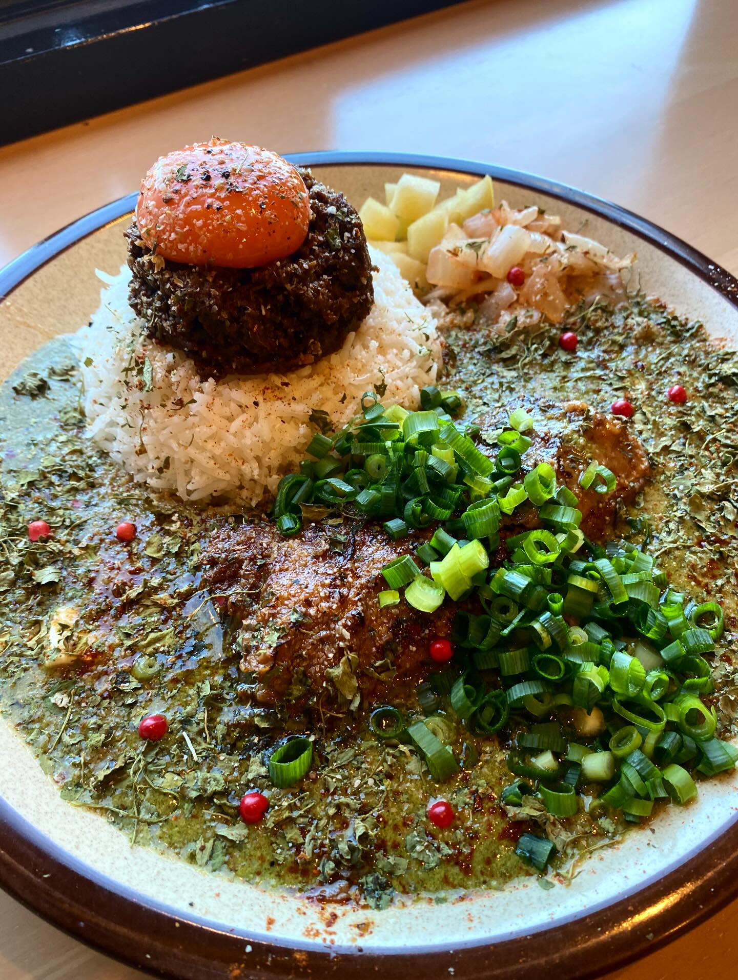 「走ってきました!」と宇都宮からRoo目掛けて来てくれたお客様がいました️
ラストオーダーの時間を過ぎ、
「すいません、まだ大丈夫ですか?」と聞かれ
「20分くらい頂ければ!」
「走ってきたんです」
最初はよく意味が分からず、、、
聞いているうちにバイクでも車でもない様子。
走ってきたって走ってきたの!?
宇都宮から足利まで50km。
余裕でフルマラソン越えやないかいw
鬼畜で異常な人ってなんでこんなに面白いの
(褒めてます)
自分のそんな人間でありたかったはず、と思い出す事ができました(笑)
最近普通に生きすぎだなあ..,
50km...