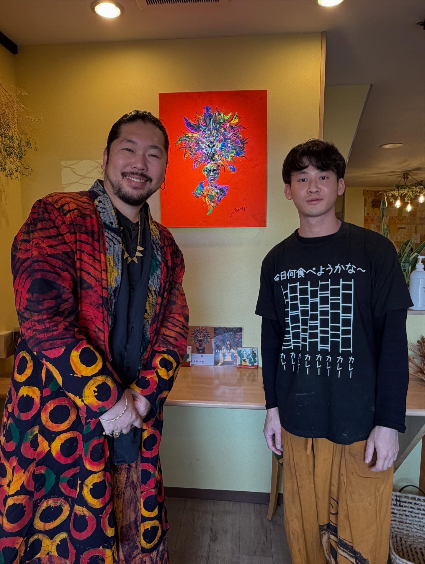 今日はなんとびっくり、
掌さん @tenohiratsukasa がご来店してくれました🦁

横浜のグラスルーツでLive paintを見てから食らってしまい、高輪の展示でも食らってしまい、絵ももちろん、【鈴木掌】という人に興味を持ったのがきっかけでした。

お会いしたのは初めてでしたが、おおらかで、目をまっすぐ見てお話してくれる方でした。掌さんに、掌さんの目の奥に、なにか感じるものがありました。なにか、隠れた赤に青？緑が混じったような..。言葉では形容し難いですね。

お忙しい中、ご来店ありがとうございます。
ルワンダや日本での活動、これからも応援しています。

ご縁を繋いでくれた、みかさん @arigatooo38 にも感謝です。

俺もかっこいい大人になりたいです。なる。