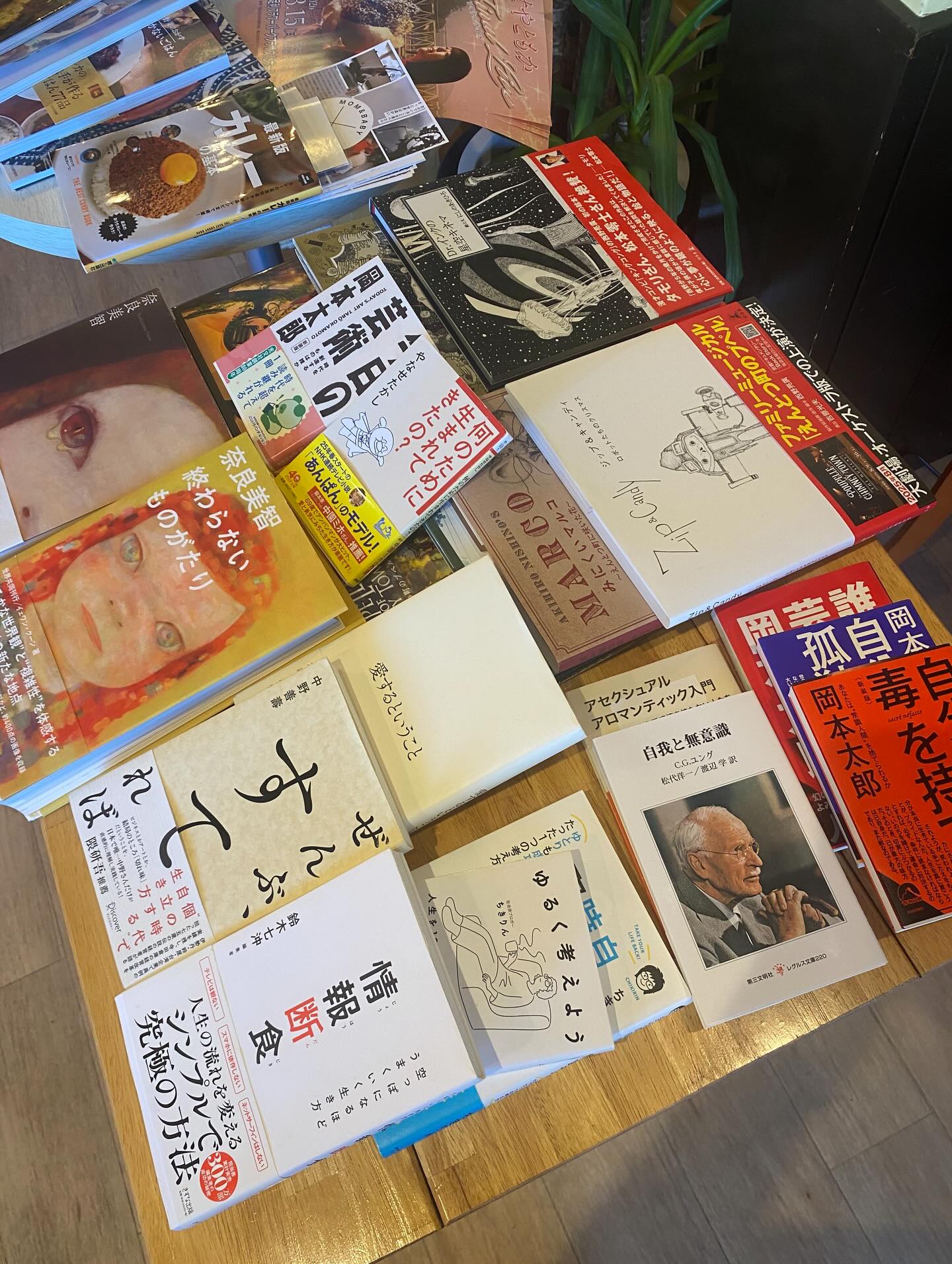 毎朝6キロ走って、朝仕込みして、営業して、また仕込みして、掃除して、定休日もお店に来て仕込みして、、
自分に対して「頑張ってるから...」なんて思いたくない。
目に見えないところで頑張ってるのは全員がそうで。
忙しい中で
毎日「本質とはなにか」向き合って、
日々襲ってくるどうしようもない孤独や寂しさと対峙して、
自分を満たしてほしい、幸せにしてほしい
人やモノで埋め合わせをしたってそんなもの付け焼き刃でしかなくて、、、。
結局は自分なんですよ。
どこにいようが
何をしようが
誰といようが
全て自分。
