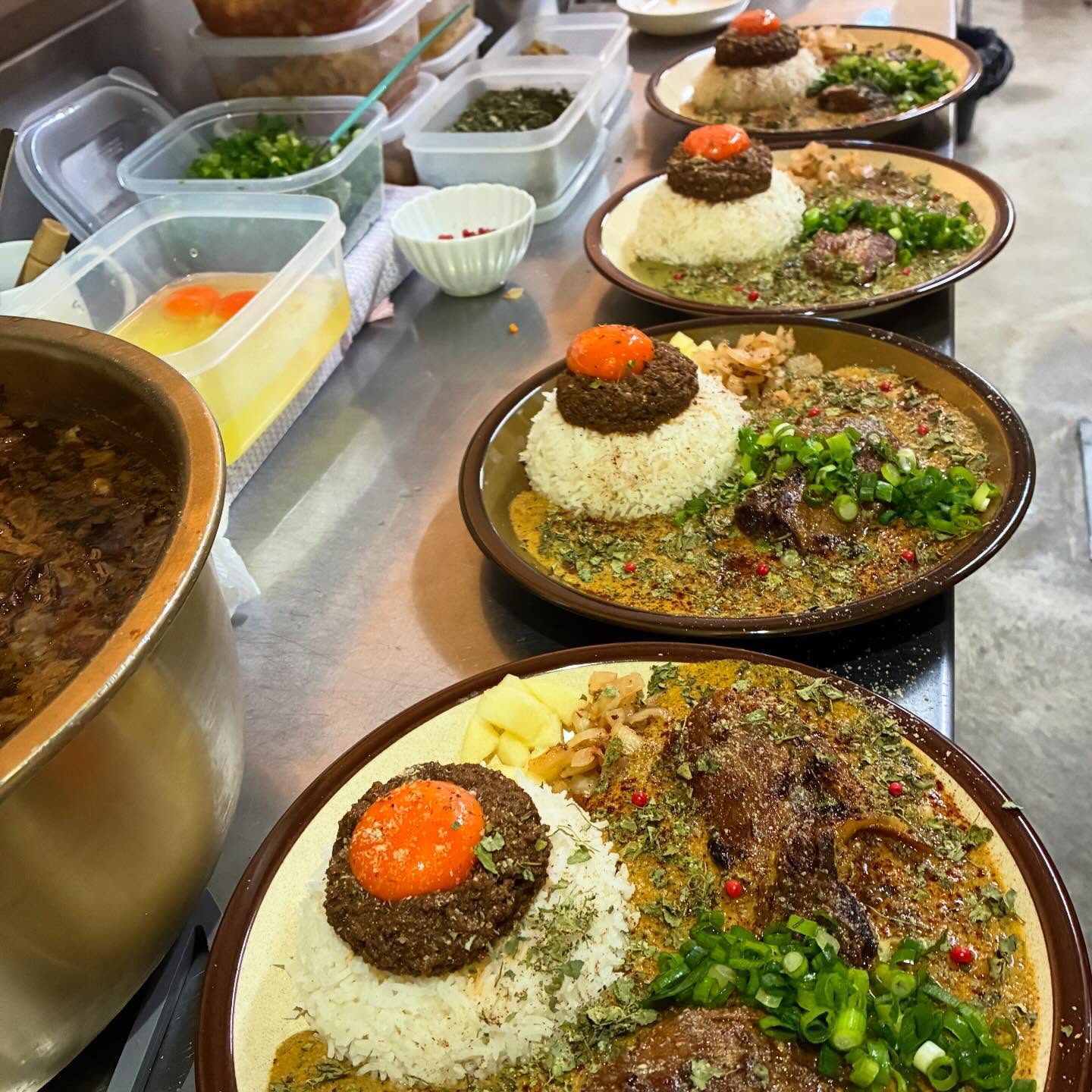 今日は平日なのに開店から沢山お並び頂き嬉しかった日。「すごく美味しかった、優しくて」と言われて嬉しかった日。「人柄が出てるんです」と返答した日。味付けは海塩とスパイスハーブのみで、なるべくナチュラルに、素材の組み合わせだけで作ってます。マックやコンビニご飯、ラーメンは5年くらい食べてないなあ。みなさんはチェーン店やコンビニでは海外では禁止されているものがふんだんに使われているのは知っていますでしょうか？ここで医療利権等の闇を綴ることはしませんが、【食事を楽しむ】のは勿論、体は借り物ですから大切にしたいものです。みなさま、こんな弱小個人店に本日も沢山ありがとうございました。明日から1週間、イベントの準備等でお休みを頂きます。

22日(日)イベント　宇都宮オリオンスクエア

26日（木）〜通常通り営業となりますのでよろしくお願い致します。