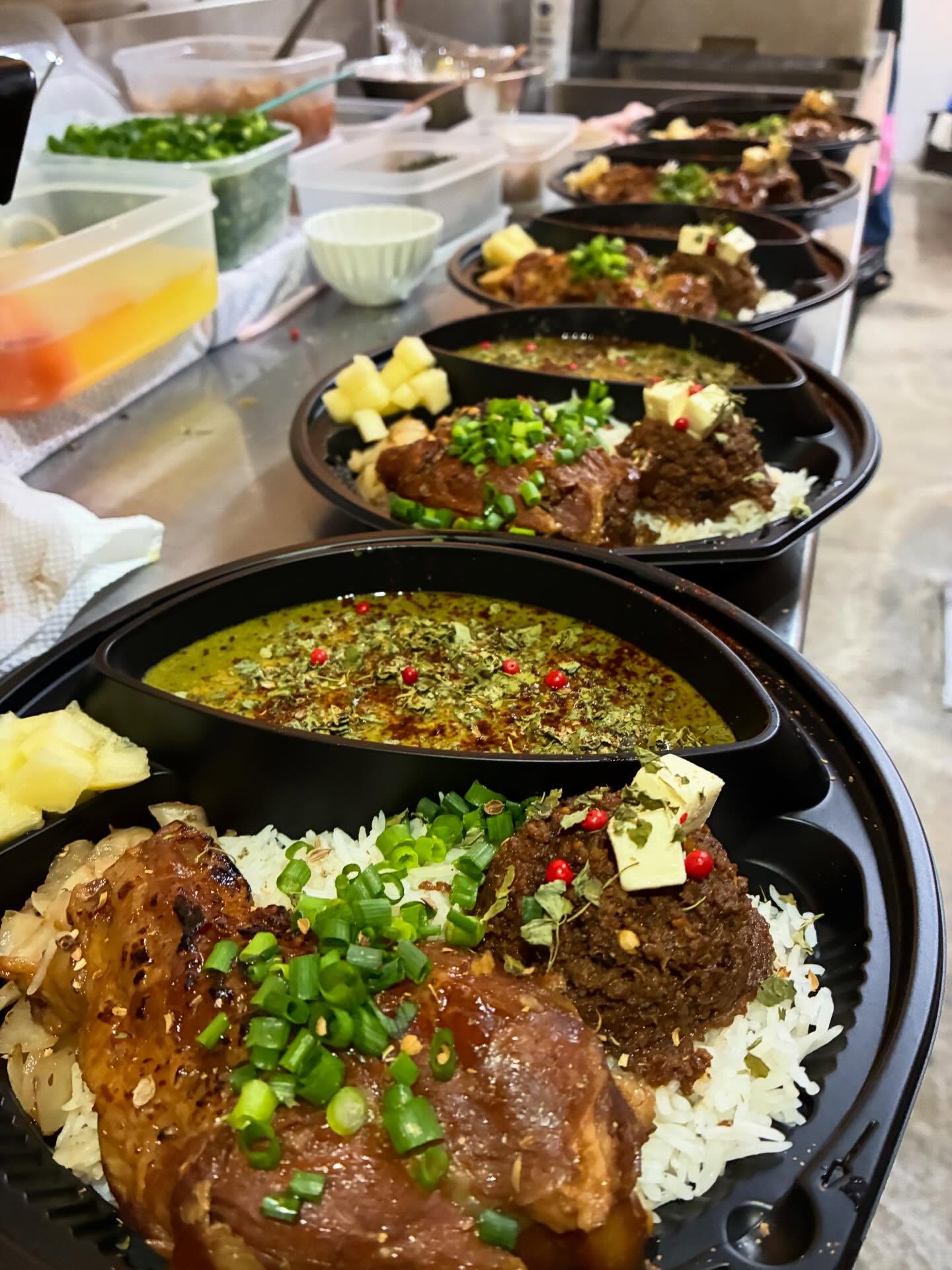 今日は沢山のテイクアウトがあり嬉しかった日。完売御礼の日。美味しかったですって言ってくれて嬉しかった日。駐車場で待っててくれた女の子、申し訳ありませんでした&ありがとうございました
お客様に気を使って待っててくれたのかな...優しい...。
@crepe__mele さんも来すぎなくらいいつも来てくれて嬉しかった日。今日もいい日でした