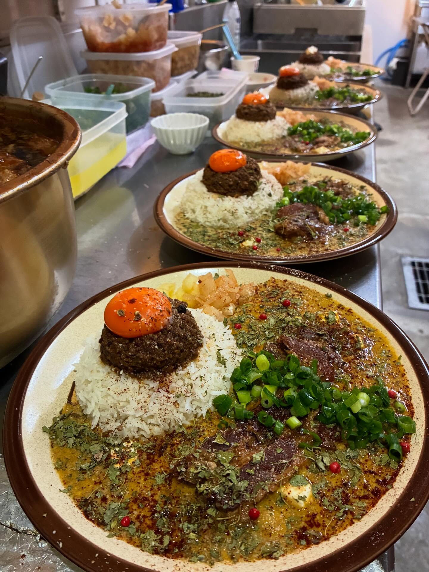 週の始まりからたくさん来てくれて嬉しかった日。煮豚W &ライスおかわりありがとうの日。いい日でした。明日から天気が崩れるみたいですが、明日も多分いい日です。チョコ&コーヒーもありがとうございました。カレーを食べに来てくれるというより、会いに来てくれているみたいで、会えて嬉しかったです。会いたい人には会いに行く、やりたい事があるならすぐやる、明日死ぬかもだし。と頭ではいつもわかっているのになあ。これ何回目だろう