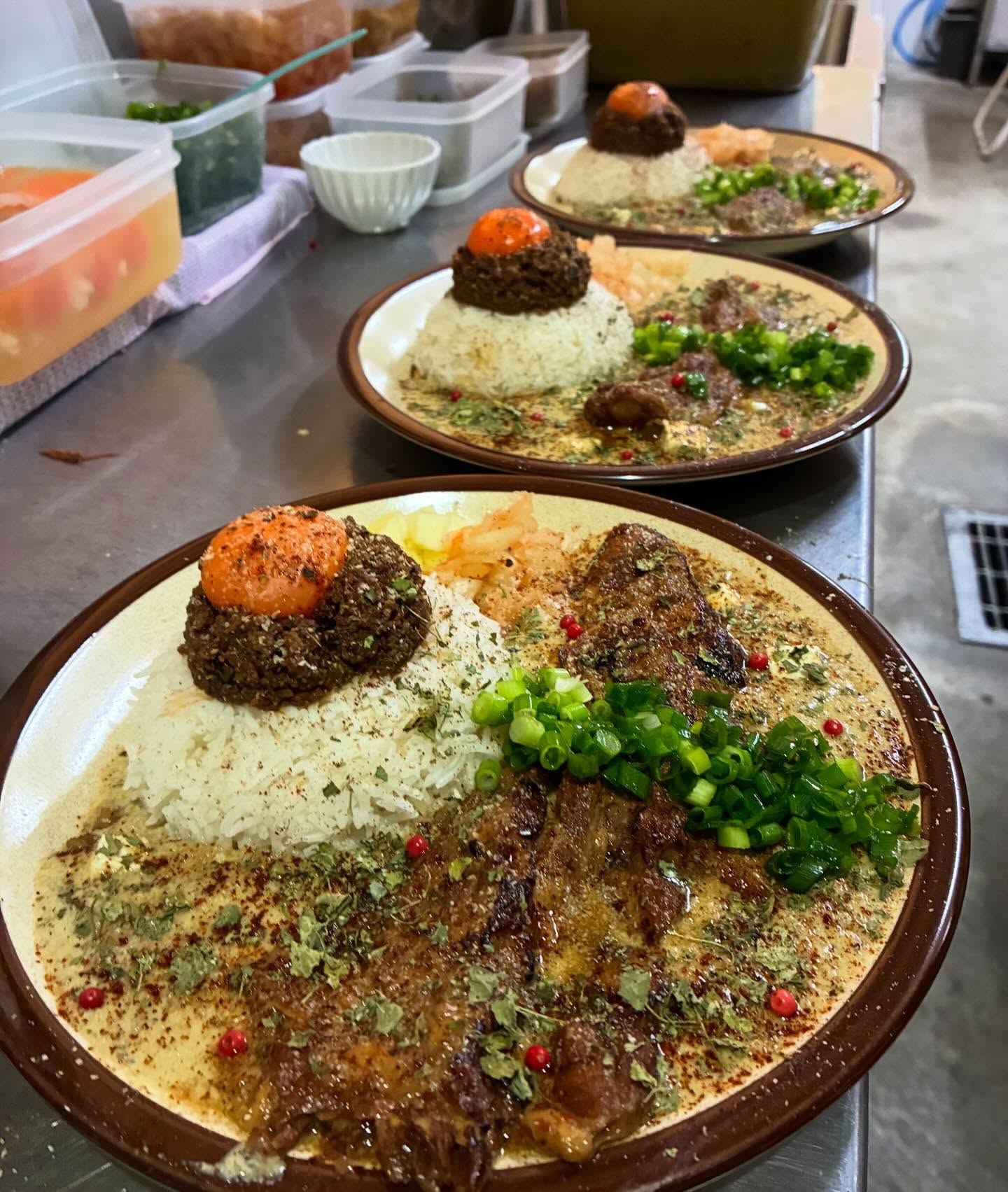 今日は益子からわざわざ2時間かけて来てくれて嬉しかった日。この前来てくれた女の子もまた来てくれて嬉しかった日。常連さんも再開早々に来てくれて嬉しかった日。まつげのお姉さんが待ってましたと言わんばかりにアイスチャイも頼んでくれた日。ボクは食べれなかったからママにお家カレー作ってもらってね