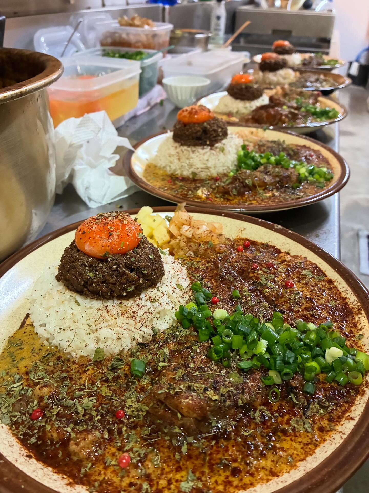 今日も開店前から沢山お並び頂きありがとうございました。1時間前からいらっしゃってくれた方もいて嬉しいです。13時に完売してしまって申し訳ありませんでした
そして、煮豚Wトッピングが増えてきて嬉しい日でした。個人的には納豆、クリームチーズ、スパイス増しはトッピングマストです。100円で利益考えてないので是非。

カレーを食べる人がいないとどうなるかといいますと、僕はただの社会不適合になります。皆様、今日も生かしてくれてありがとうございます。