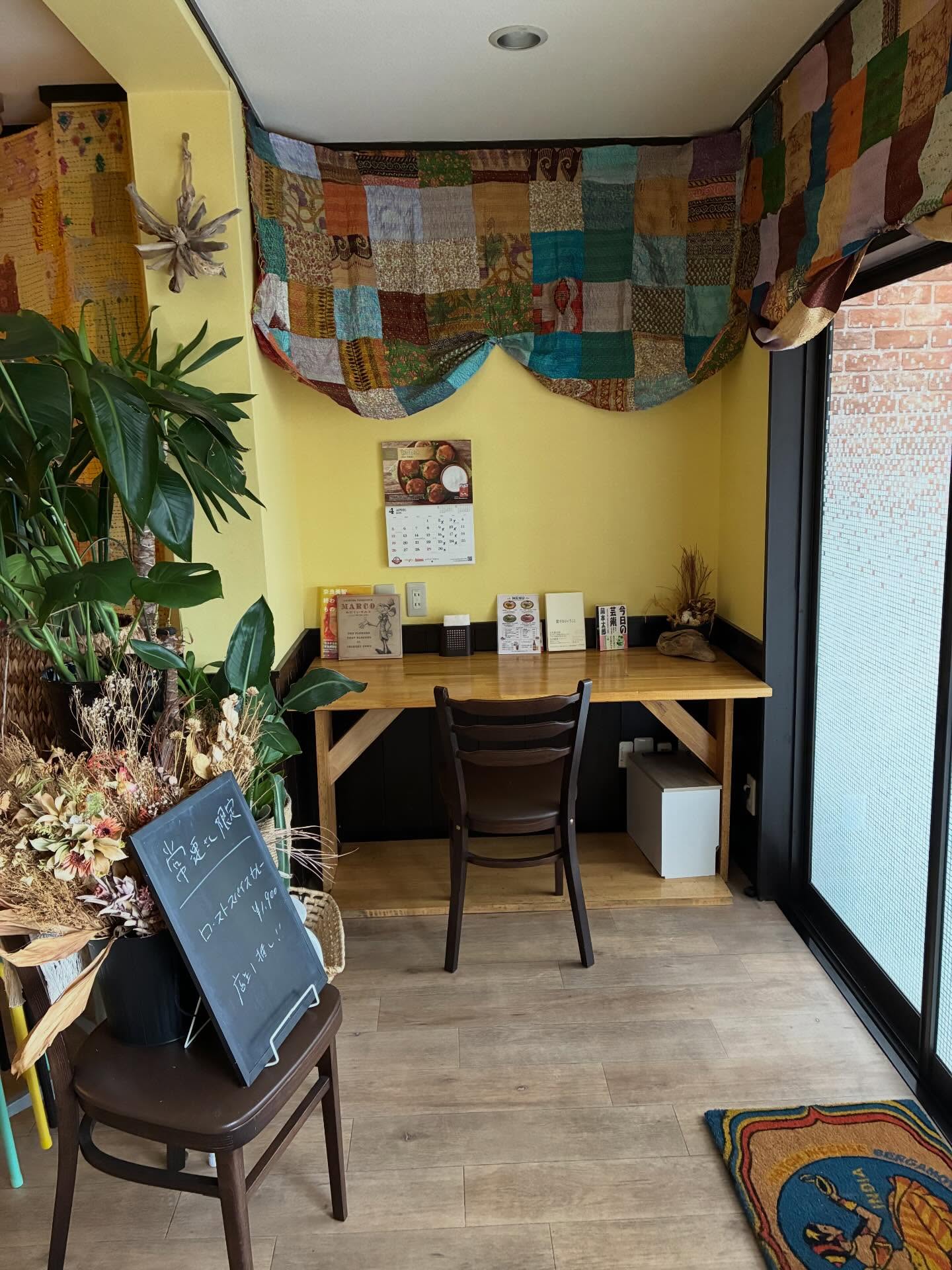 先生を辞めて自営でやっていくと決めた女の子、やりたい事のために会社を辞めて愛媛に引っ越した女の子。決めて断つ。やりたい事好きな事の為に決断した人の顔は生き生きしてて最高です🕺🏻そんな人がよく集まるのはなぜだろう。

良くも悪くも今の人生を決めているのは自分だって事。誰もあなたを助けてくれる人はいないって事。1番大事なのは親でも友達でも恋人でもなく自分だという事。自分を犠牲にしながら、他が大事、人のため、とか偽善もいいところじゃないでしょうか。
やりたいからやる。シンプルで簡単に思えて結構難しいです。自分が自分になれた時にその波が広がり共鳴が起きる。ほんの一瞬のその繋がりが生きる理由なのかな、なんて。