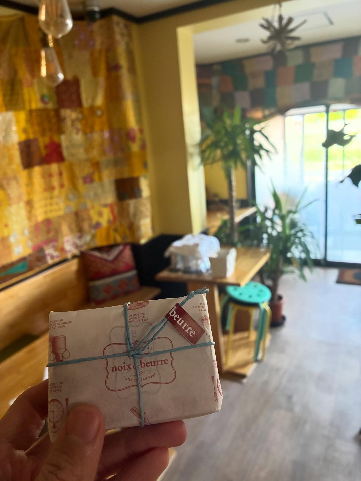 毎週手土産持って「ただいま〜」って来てくれるくらい常連さんなのに、決して常連面せず、いつもよく味わって、控えめで、穏やかにRooを利用してくれて嬉しい。そんな人柄がとっても好きです
今日も沢山ありがとうございました！
那須のフランシーズナチュールさんも遠いのに来てくださり嬉しかったです。ハンバーグまた食べたい！食べる