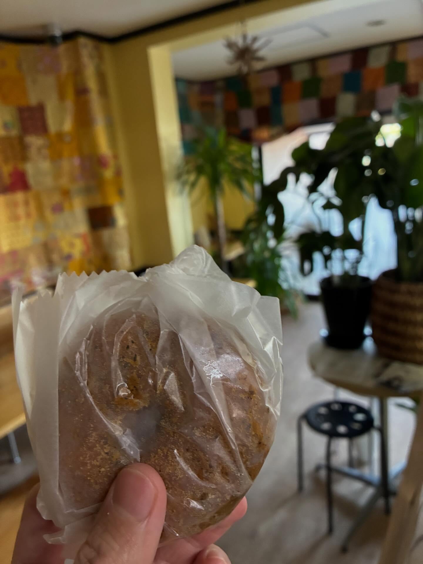 今日も常連さんも多くて嬉しかった日。
米粉ドーナツ３つもありがとうございました！〇はみんな円になってる感じで好きです。ドーナツは丸が２つもあるので好きです。真ん中の穴はなぜ作ったのだろう。と思ったので調べたところ、均等に火が通る様にするためだそうです。もっといい理由をくれ！ドーナツの中心の丸は世界の真実をそこから覗く為だそうです。絶対そうです。