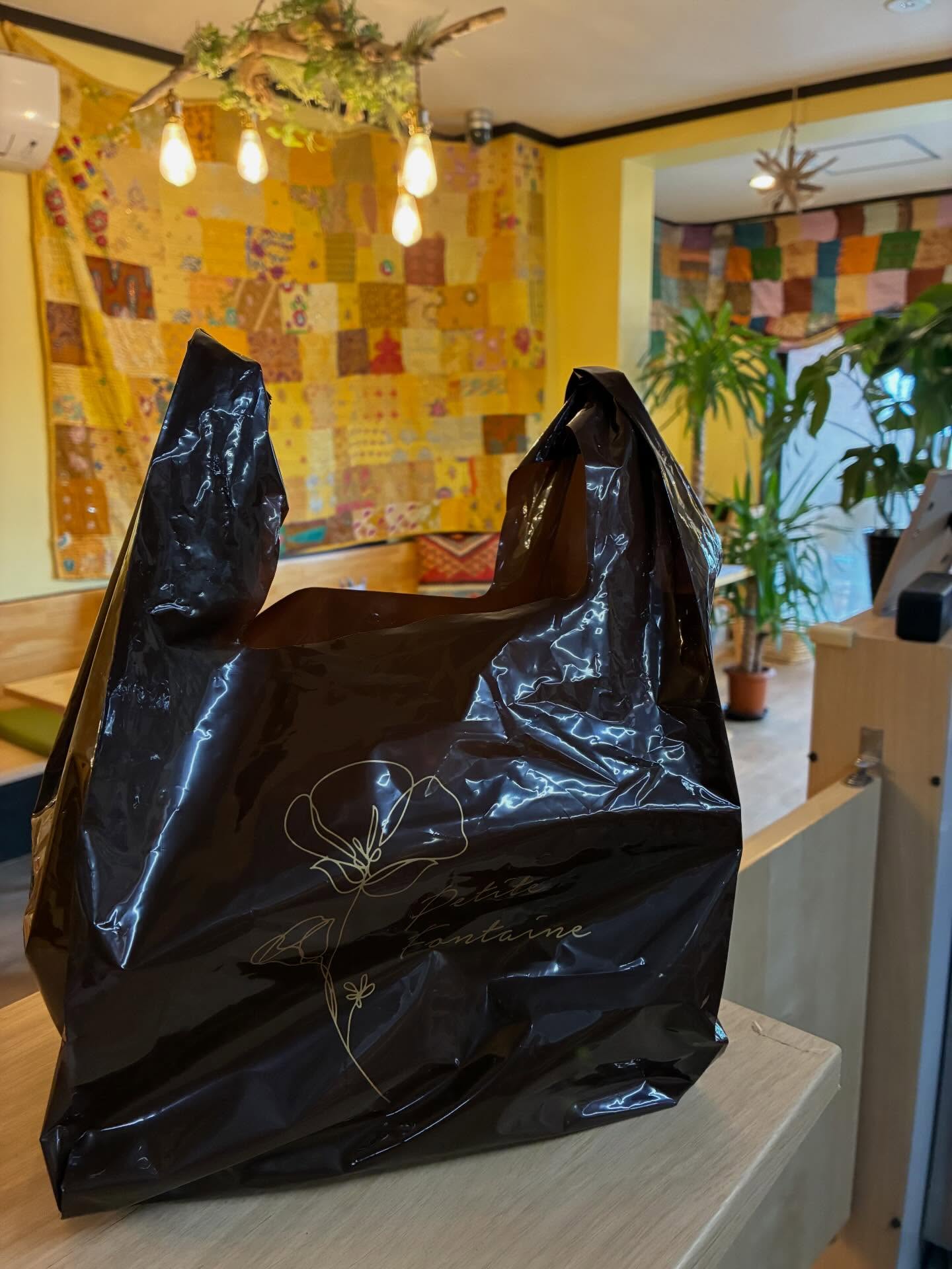 今日も新潟や宇都宮から沢山来てくれて嬉しかった日。
いつもテイクアウトしてくださる常連さんがケーキだけ届けに来てくれた日。誕生日でもないのにいいんですか、な日。優しすぎる日。優しさをもらいすぎて、自分までなんだか優しい気持ちいっぱいになった日。地球まるごと抱きしめたい日。ふぁ〜〜