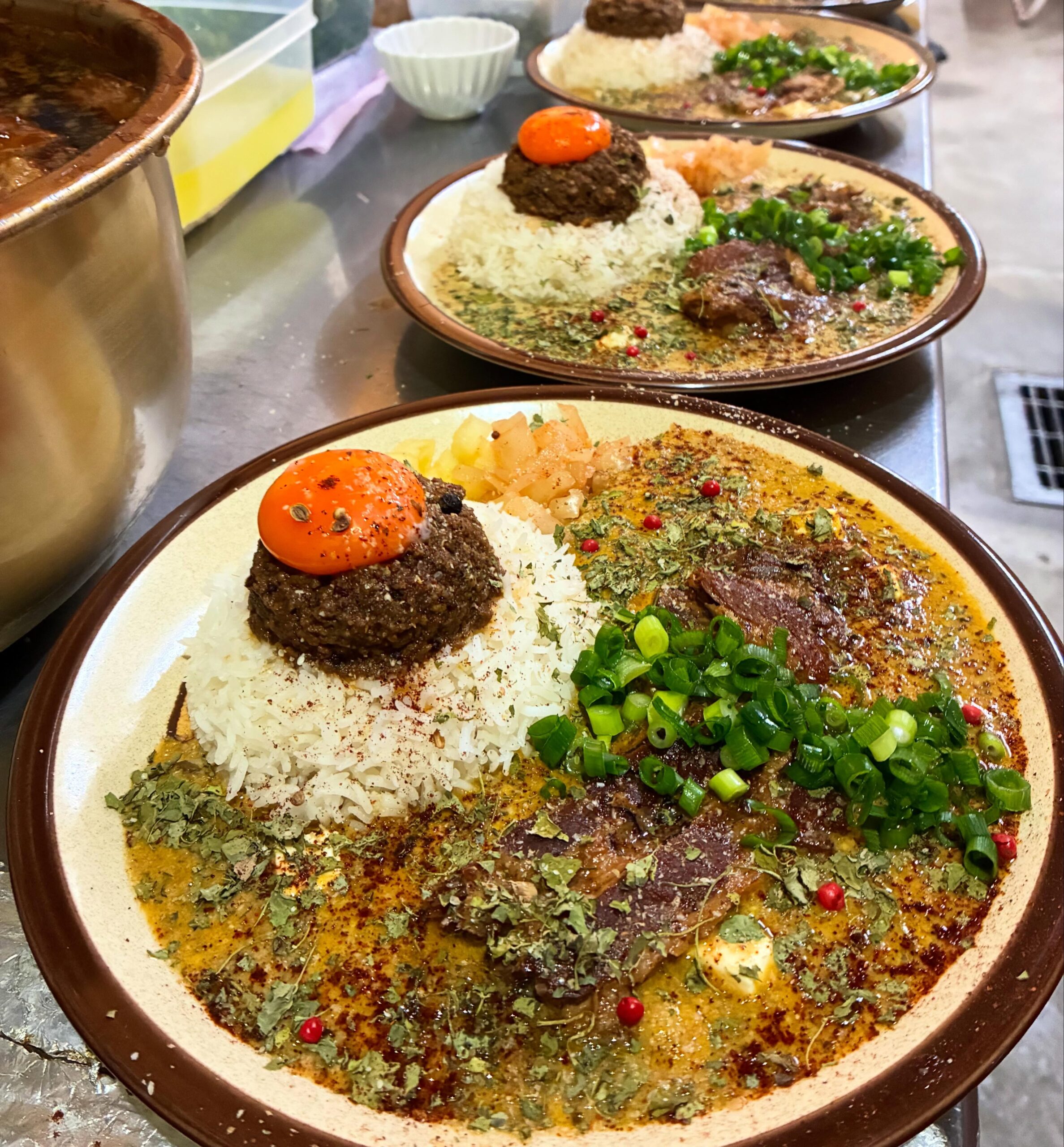 オープンから閉店間際までずっとほぼ満席ありがとうございました!キャロットケーキも早速注文してくれて嬉しいです🥕暑くなってきたのでスパイスクラッシュしてる自家製ジンジャエールもオススメです
お客様に言われて1番嬉しいこと、「元気になります」。「美味しい」より言われること多いです。魂込めて作ってます。カレーになりすました念です。届いて嬉しい。ただひたすら俺は祈るように作る。🐉
スパイスカレーRoo
栃木県足利市八幡町1-21-4
11:30〜14:30
木金定休