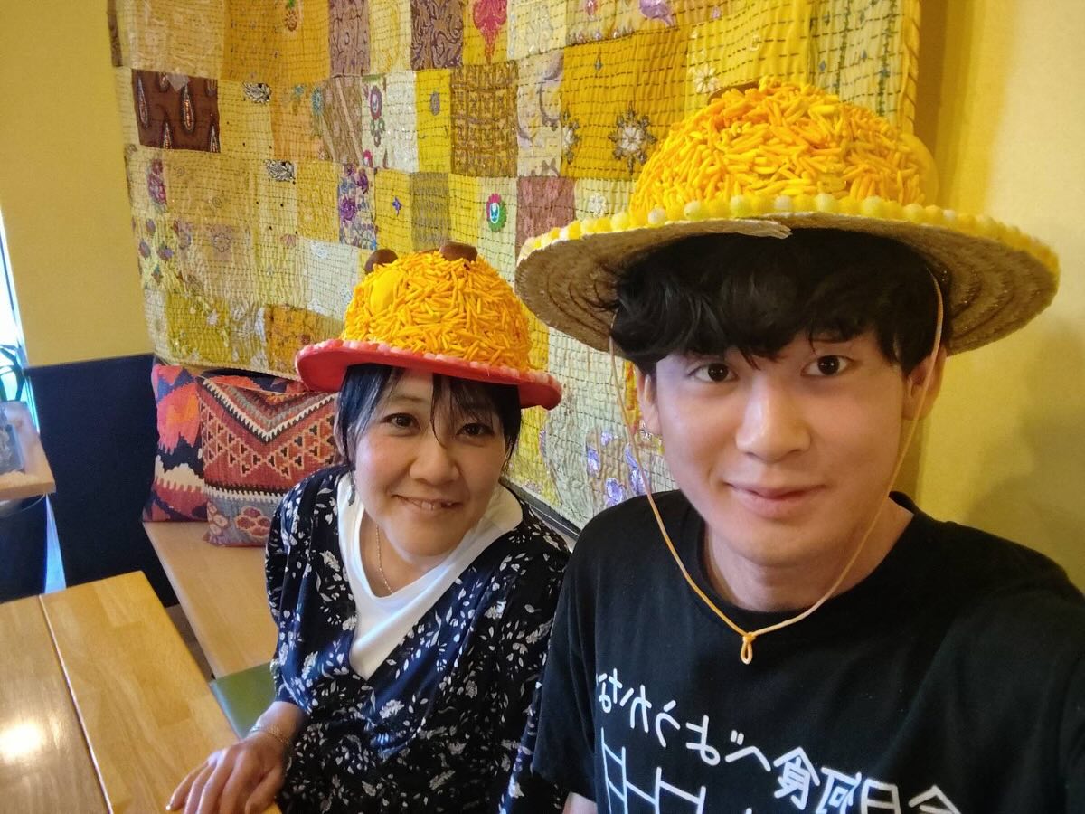 邑楽のネパール人ではなくガチインド料理店【スパイス村】のMarikoさんが自転車で1時間かけて足利まで来てくれて嬉しかった日！Marikoさんは群馬と大阪とインド３つ行き来する愉快で謎な人物（笑）
ビリヤニ帽子を被って記念撮影️ワンオペで忙しかったから手伝わせてしまった！帰りも自転車1時間だって。元気だな〜タフだな〜スパイス村もみんな行ってね！オーダービリヤニ帽子は¥15000らしいです（笑）