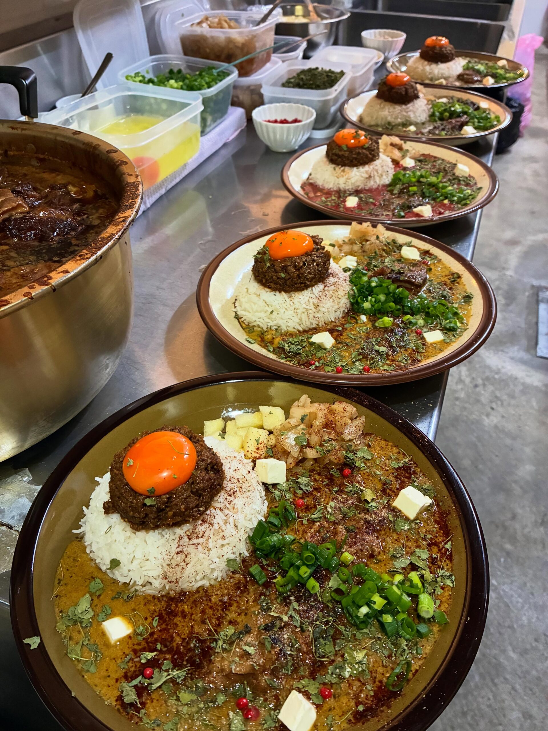 足利のカレー屋です。カレーかシャイな店主しかありません。
おひとり様もとっても多いお店です。皆様おつカレーです。肩も揉めます。是非注文してください。